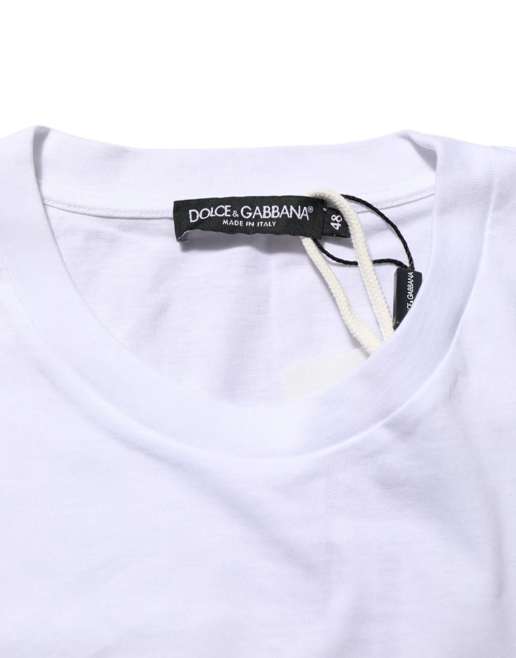 T-shirt blanc en coton avec imprimé graphique Dolce & Gabbana, col rond, style décontracté et moderne.