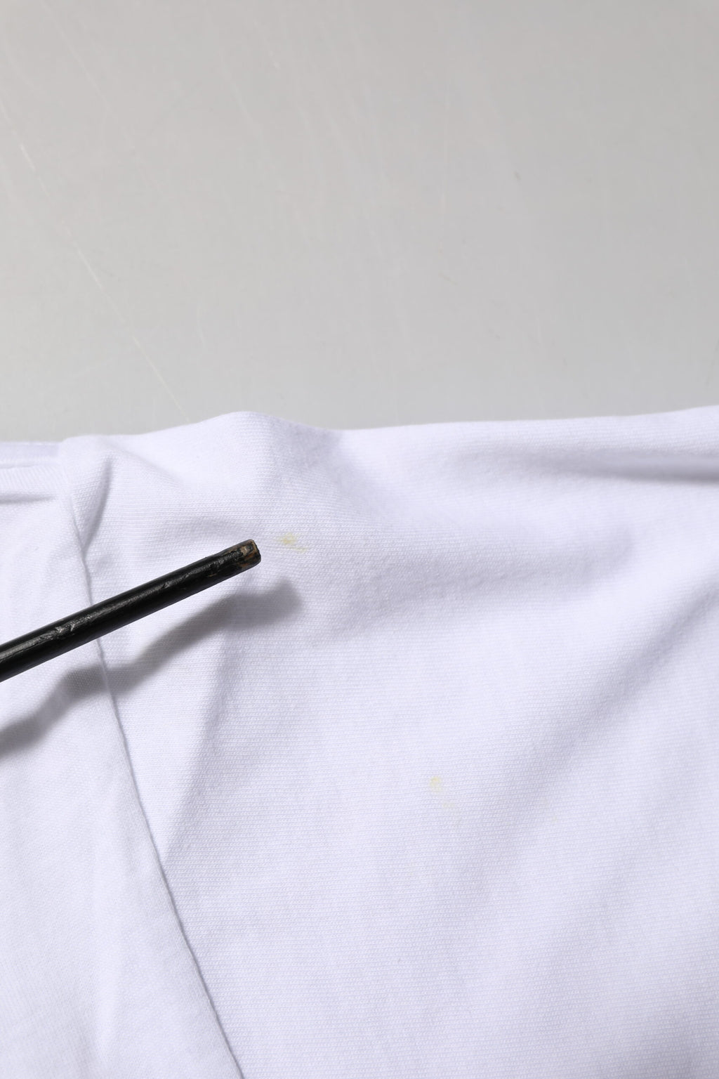 T-shirt blanc en coton avec imprimé graphique Dolce & Gabbana, col rond, style casual, visible sur le produit.