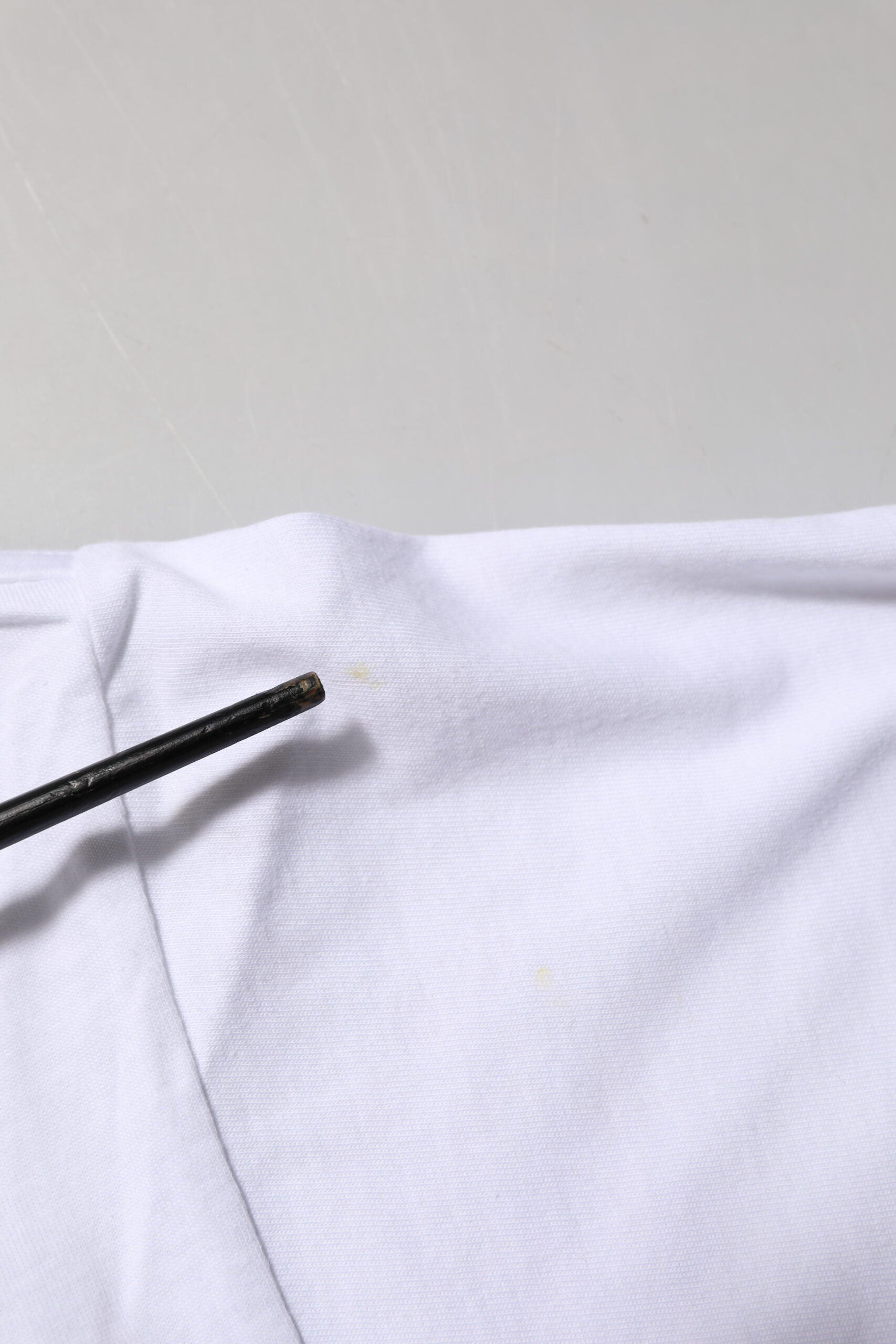 T-shirt blanc en coton avec imprimé graphique Dolce & Gabbana, col rond, style casual, visible sur le produit.