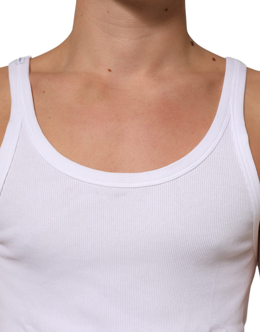 T-shirt sans manches blanc Dolce & Gabbana à col rond, style décontracté et moderne, visible sur l'image.