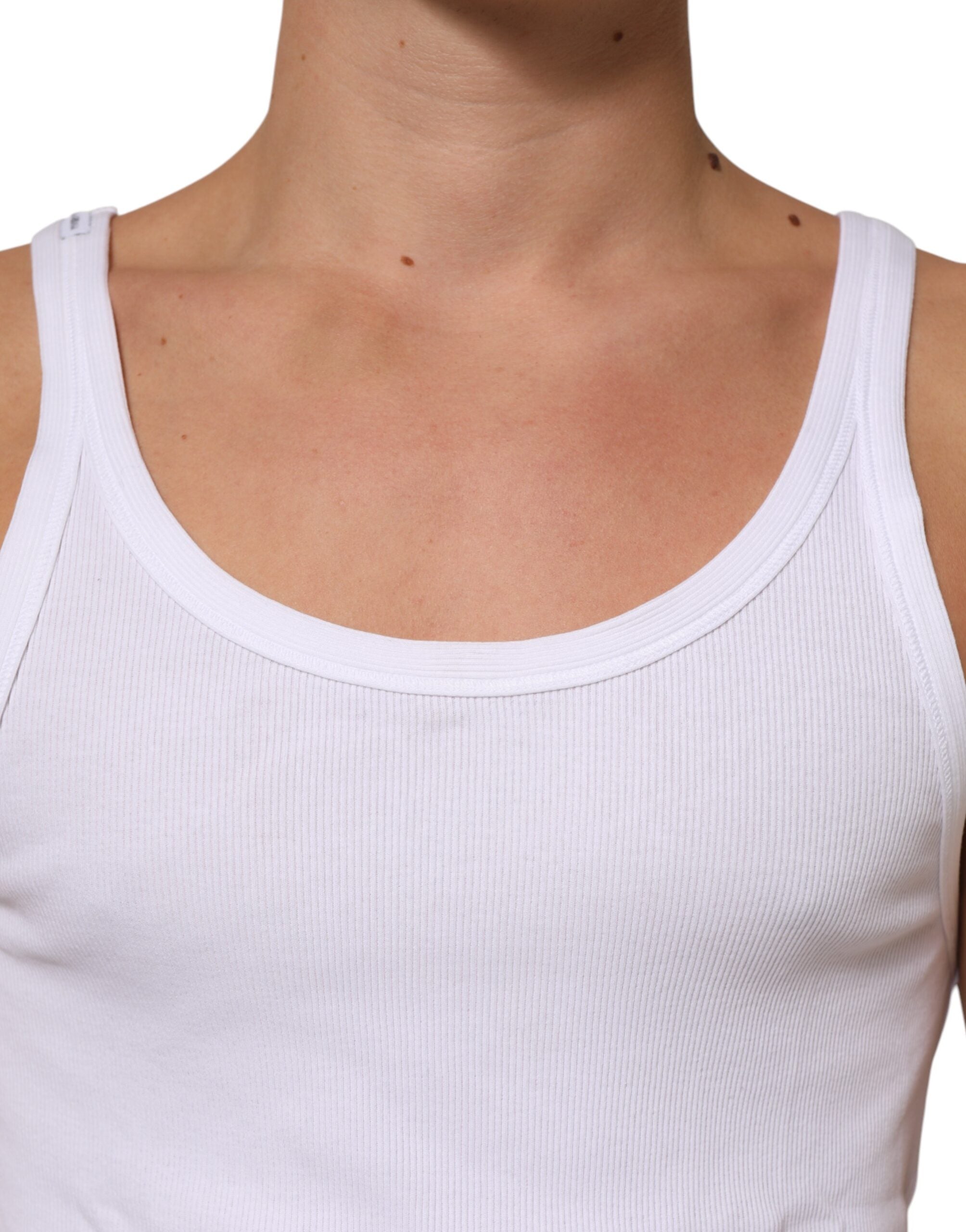 T-shirt sans manches blanc Dolce & Gabbana à col rond, style décontracté et moderne, visible sur l'image.
