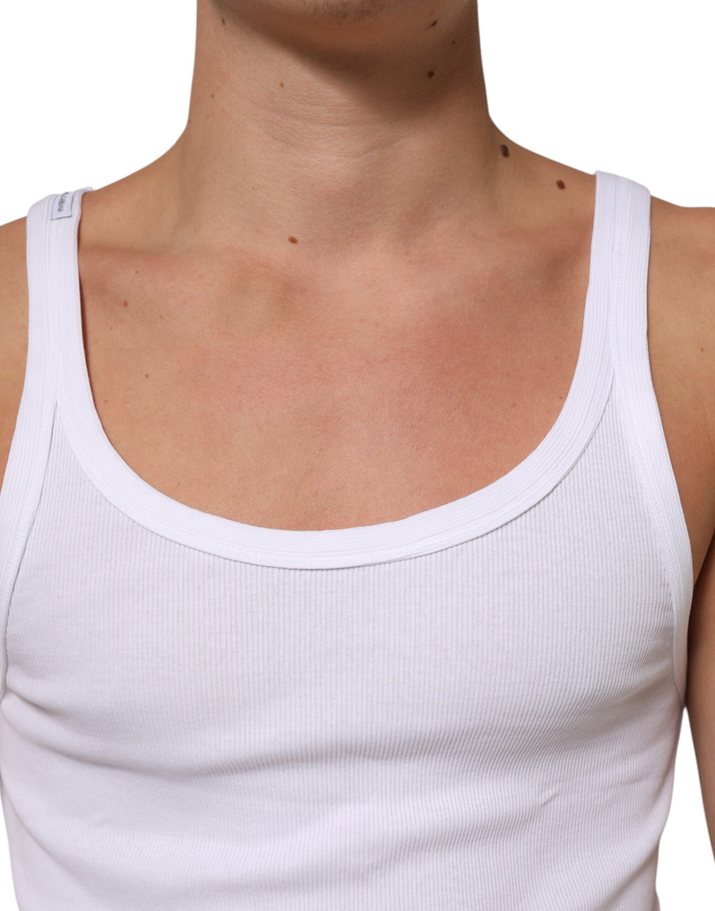 T-shirt sans manches blanc Dolce & Gabbana avec col rond, vue de face, en coton léger, style décontracté et élégant.