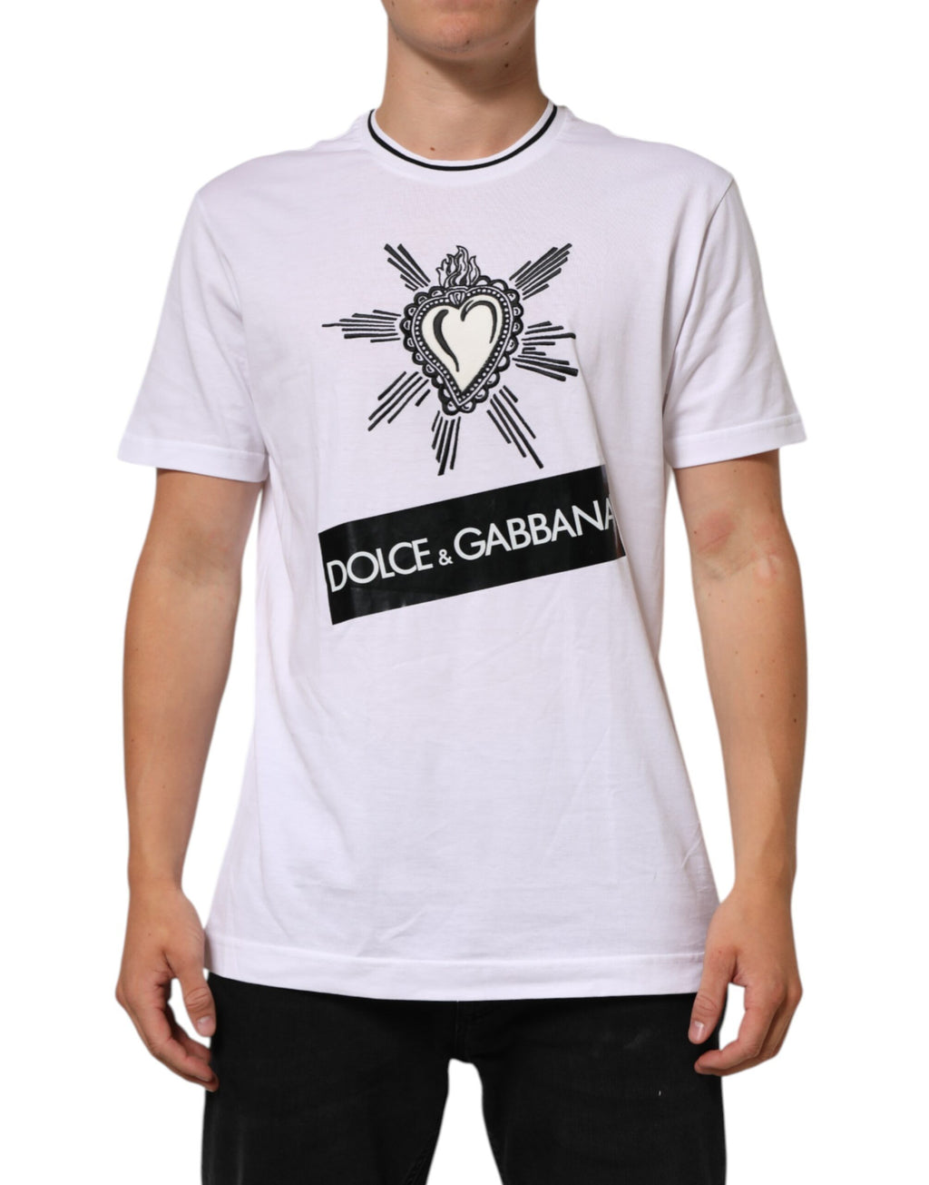 T-shirt blanc pour homme Dolce & Gabbana avec motif cœur sacré à manches courtes, devant visible dans l'image.