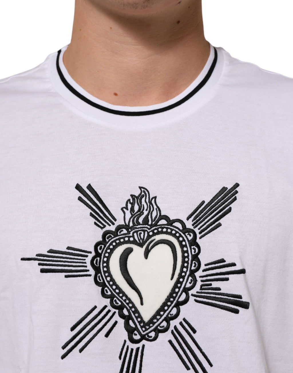 T-shirt homme blanc Dolce & Gabbana avec logo et motif de cœur sacré à manches courtes, style élégant et moderne