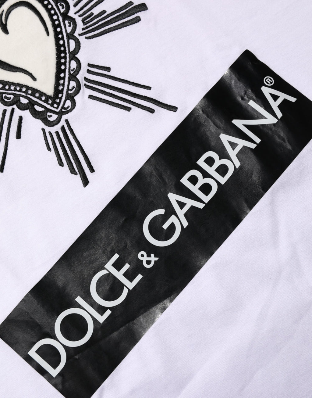 T-shirt blanc à manches courtes pour homme Dolce & Gabbana avec un cœur sacré imprimé sur le devant.