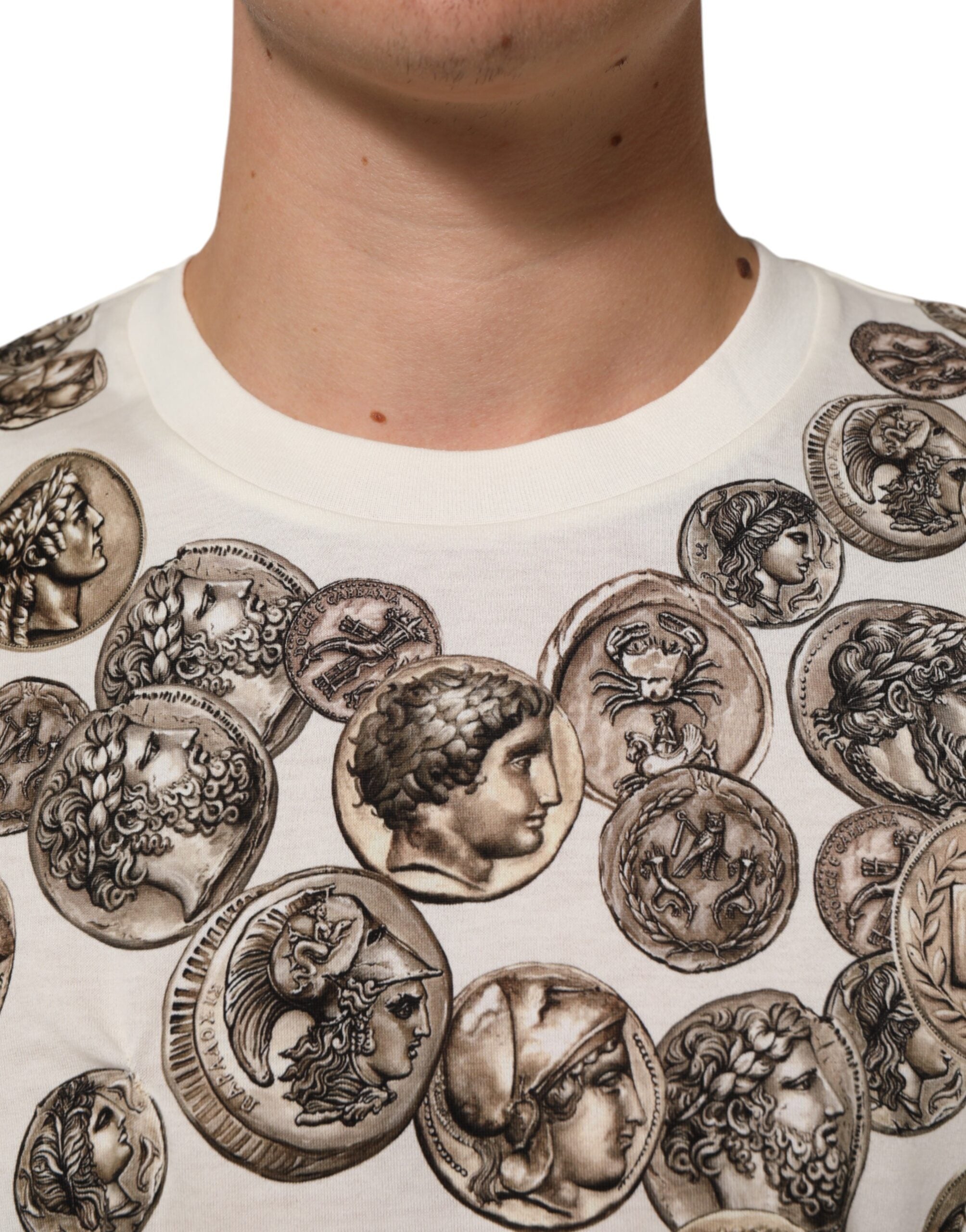 T-shirt blanc pour homme Dolce & Gabbana en coton avec motif de pièces de monnaie, col rond, style décontracté.