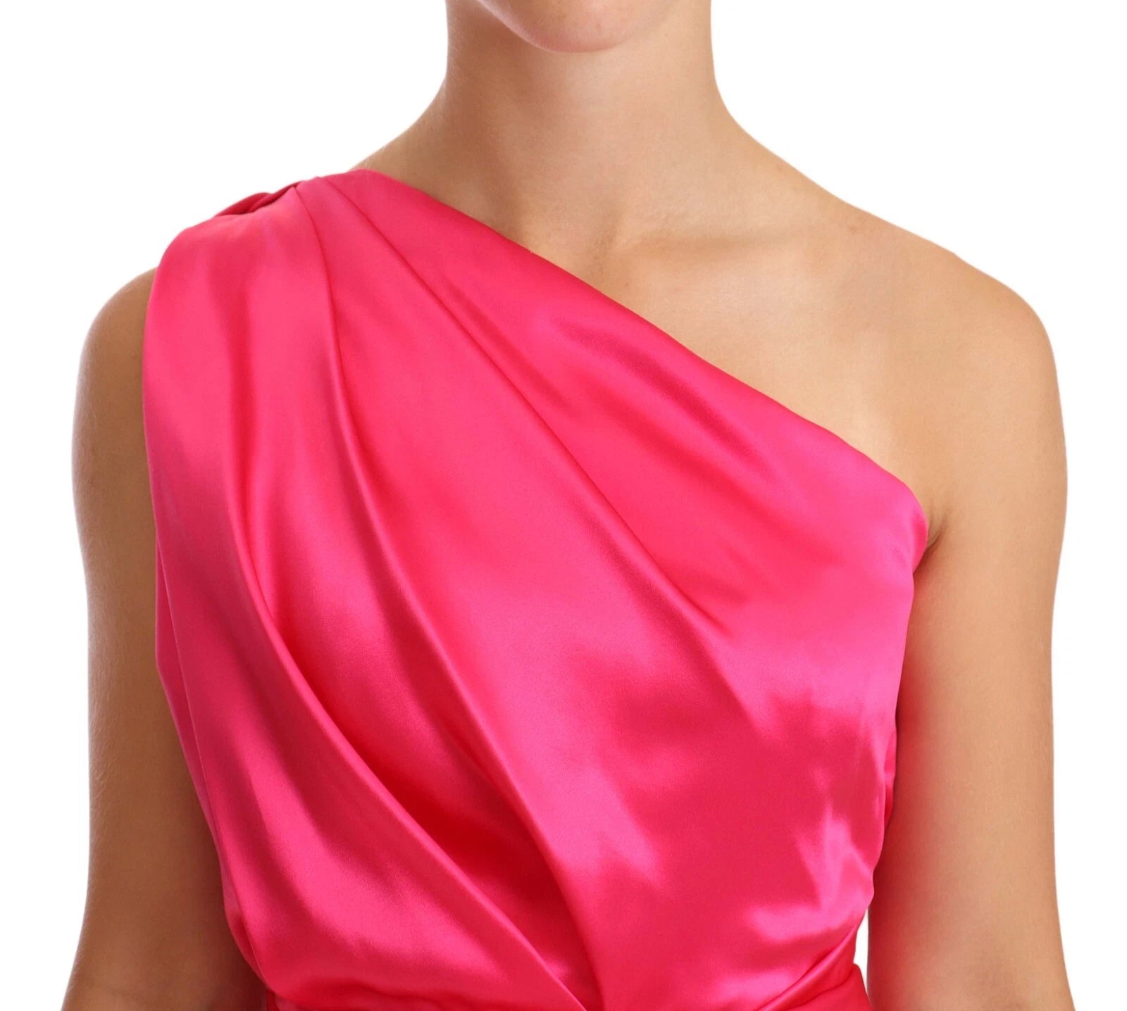 Robe en soie rose Dolce & Gabbana, coupe ajustée avec nœud et épaules dégagées, élégante et sophistiquée.