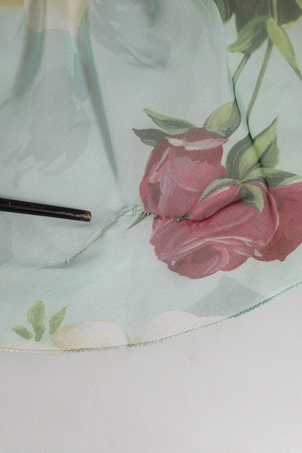 Robe longue à fleurs bleues Dolce & Gabbana, robe maxi à plusieurs couches avec imprimé floral élégant.