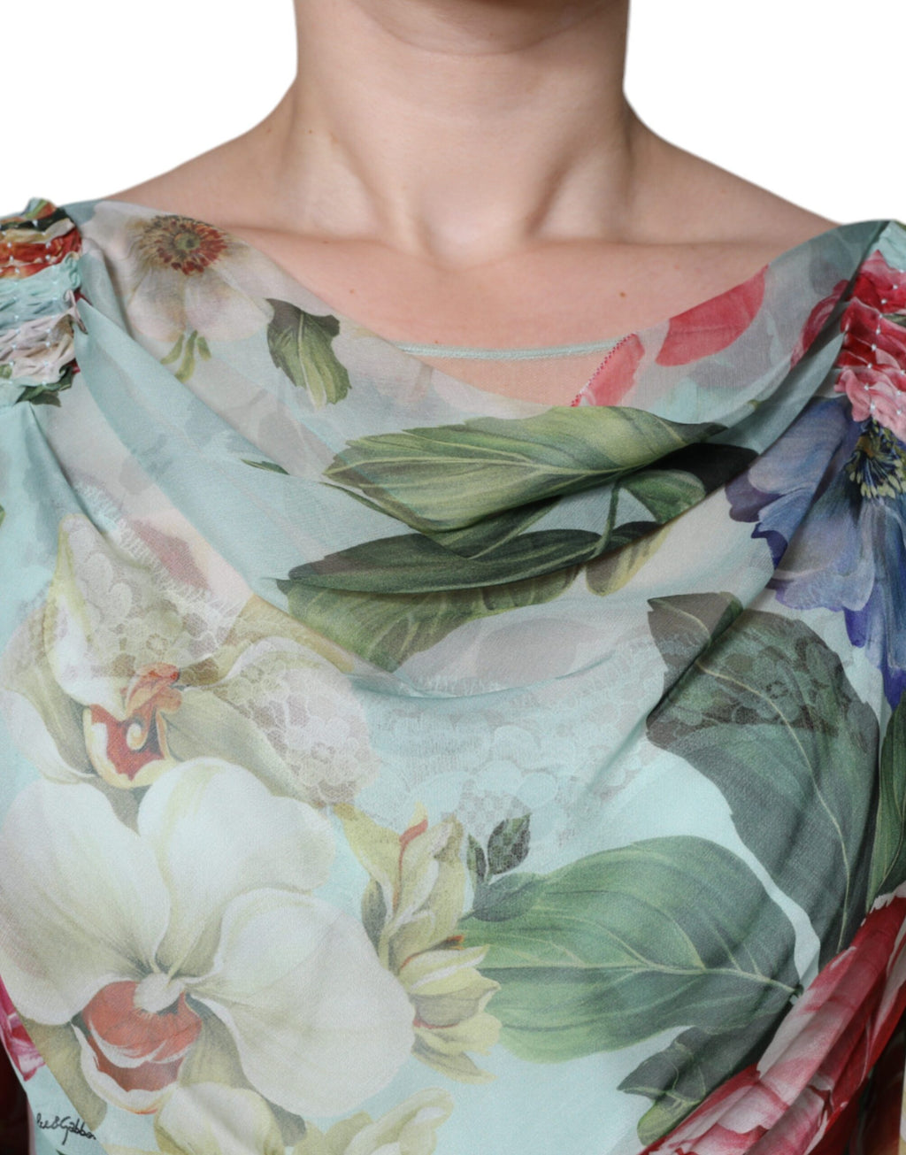 Robe longue à imprimé floral bleu Dolce & Gabbana, robe maxi à plusieurs couches, élégante et fluide, vue de face.