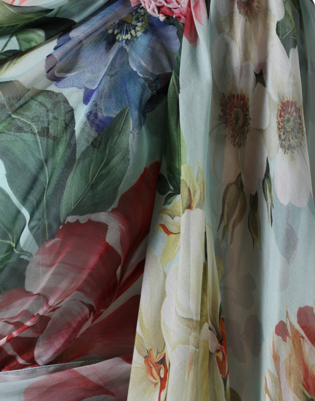 Robe longue à fleurs bleues Dolce & Gabbana avec jupe à plusieurs couches et style élégant, portée fluide et sophistiquée.