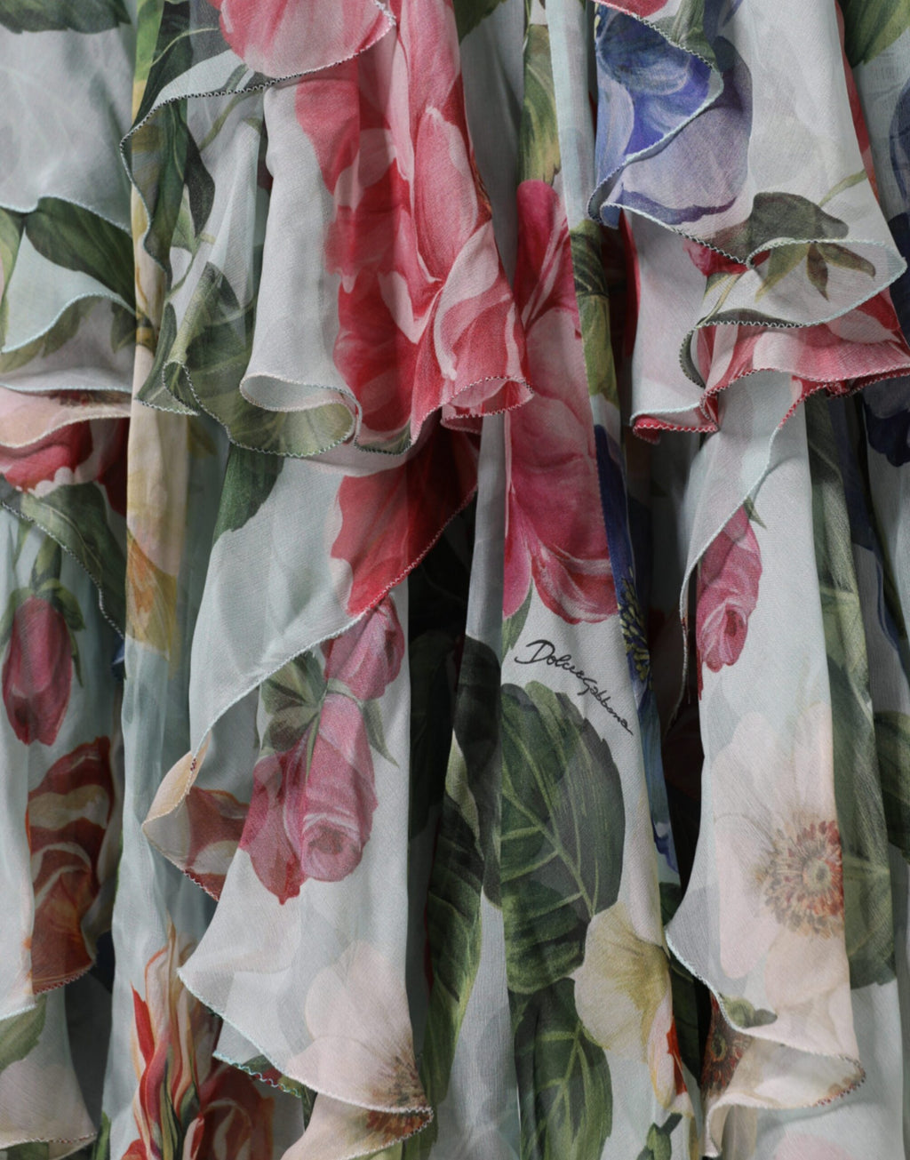 Robe longue à fleurs bleues en plusieurs couches de Dolce & Gabbana, style maxi, avec imprimé floral élégant.