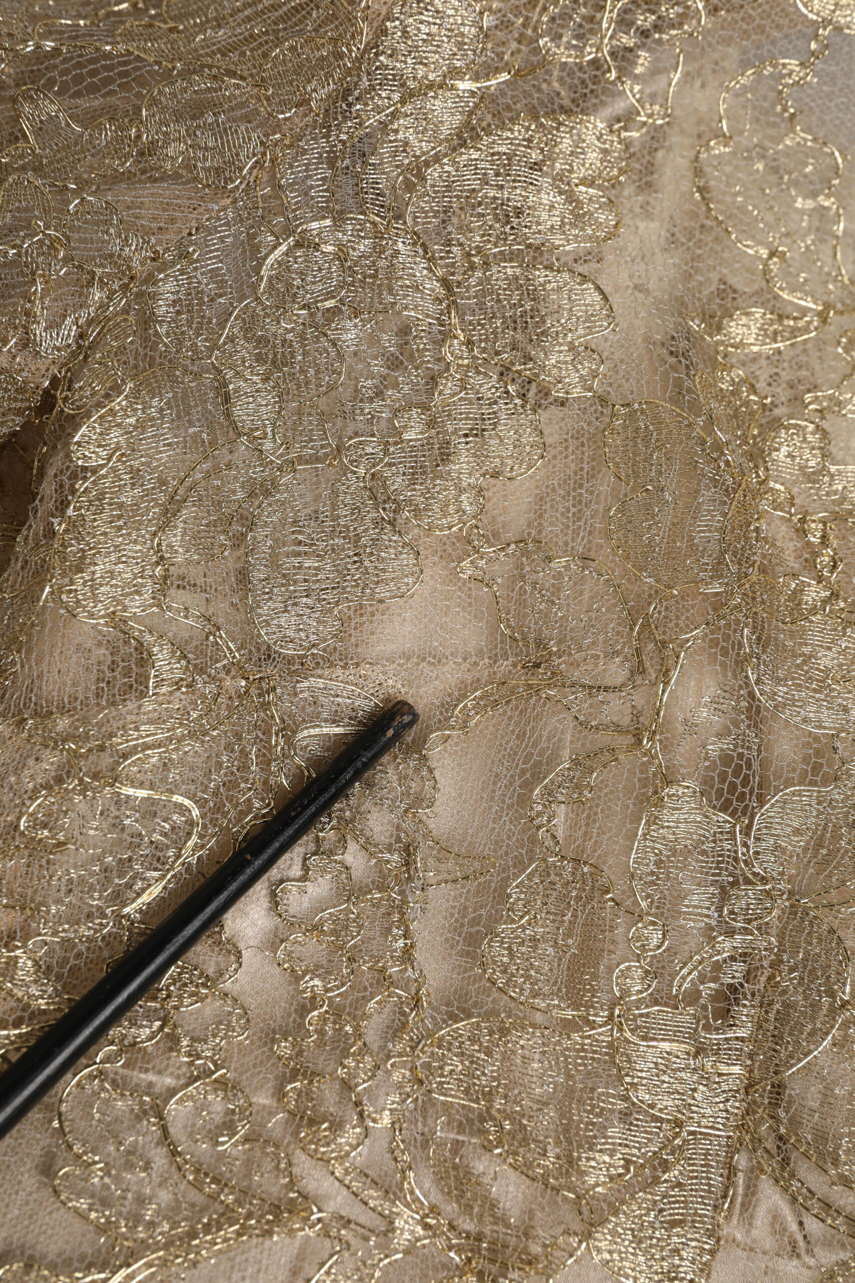 Robe courte Dolce & Gabbana en dentelle florale dorée, coupe évasée et silhouette élégante, vue de face.