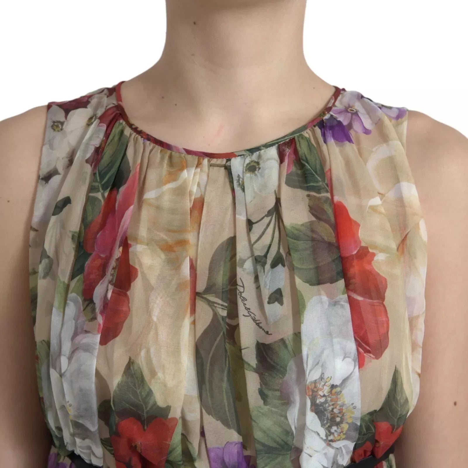 Robe courte beige à fleurs sans manches de Dolce & Gabbana, coupe en ligne A, style élégant et féminin.
