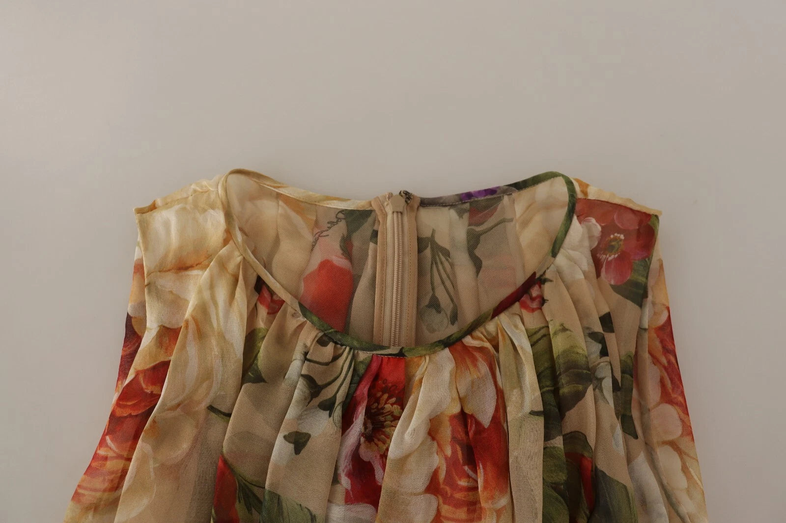 Robe courte beige à fleurs sans manches de Dolce & Gabbana, coupe A-line élégante et florale.