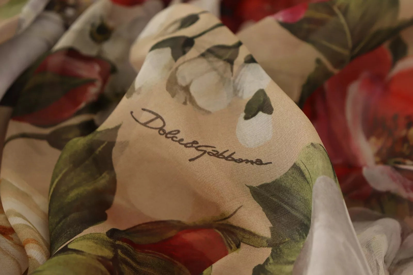Robe courte beige à fleurs sans manches de Dolce & Gabbana, coupe en A, style élégant et floral.
