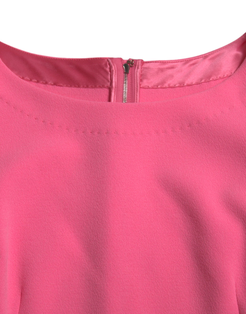Robe midi en polyester rose à manches longues de Dolce & Gabbana, coupe ajustée et élégante, vue de face.