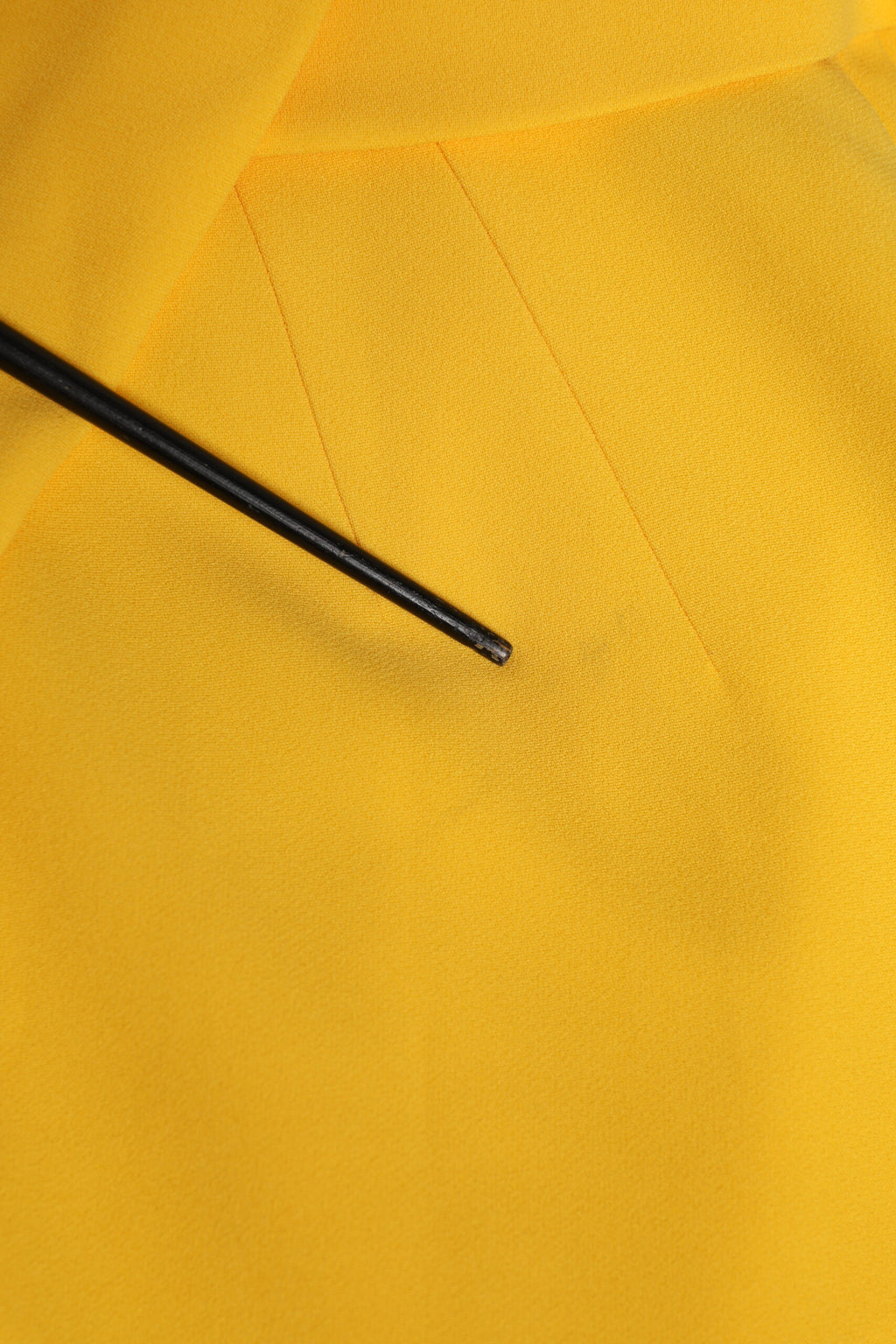 Robe drapée jaune à une épaule et fente latérale, robe de soirée Dolce & Gabbana, tissu fluide et élégant.