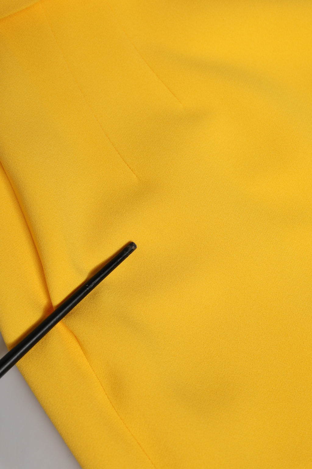 Robe en sirène jaune à une épaule de Dolce & Gabbana avec fente latérale, tissu élégant et silhouette sophistiquée.