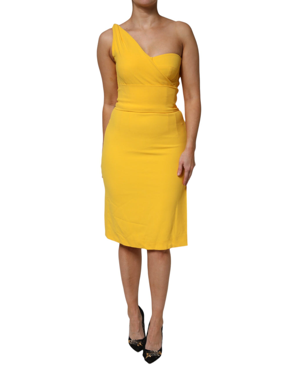 Robe Dolce & Gabbana jaune à épaules dénudées, coupe ajustée et fente latérale, vêtement élégant pour occasion spéciale.