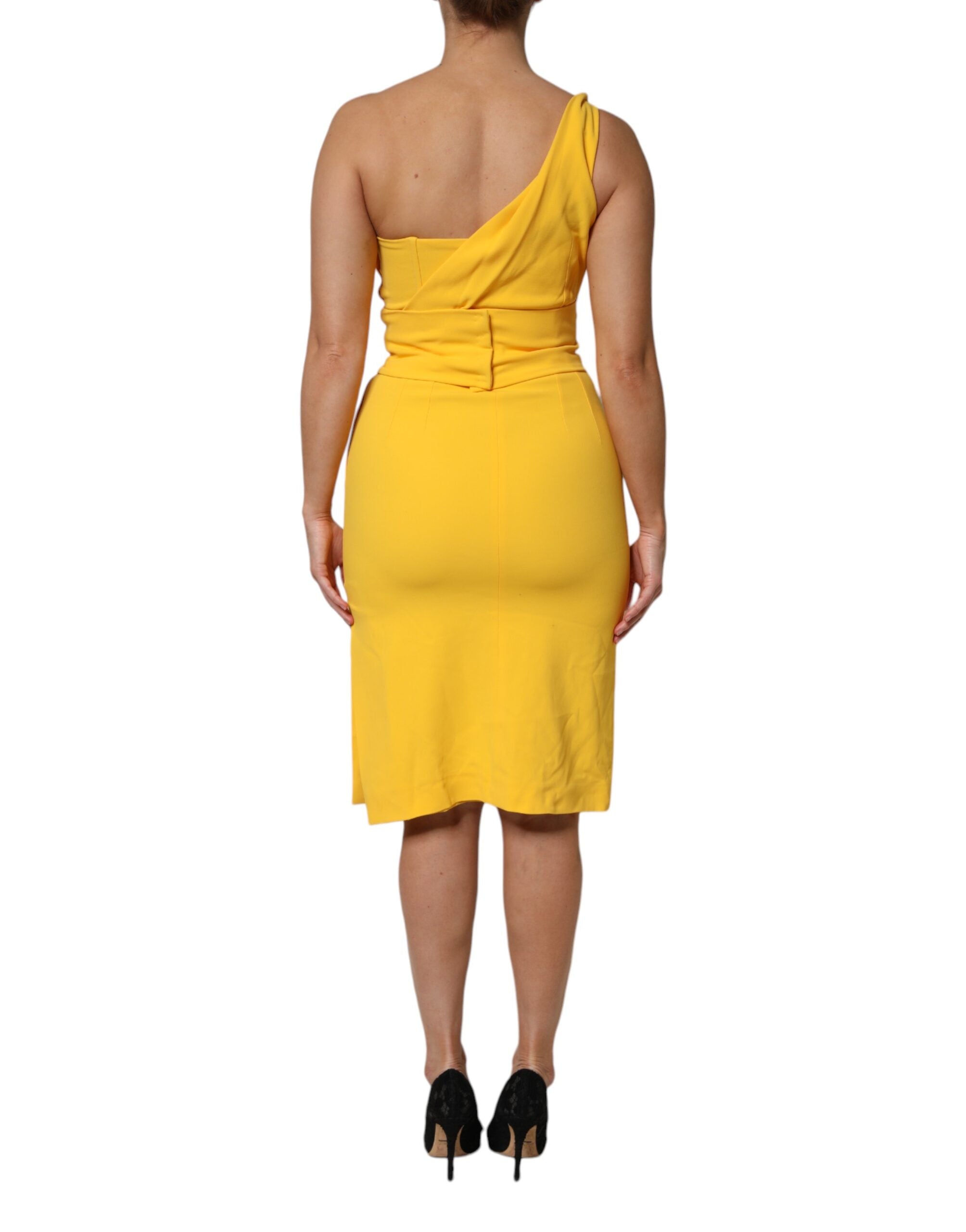 Robe fourreau jaune à épaule dégagée et fente latérale, marque Dolce & Gabbana, vue de face.