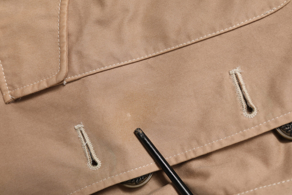 Veste courte en coton beige Dolce & Gabbana avec boutons, ajustée et élégante, vue de face.