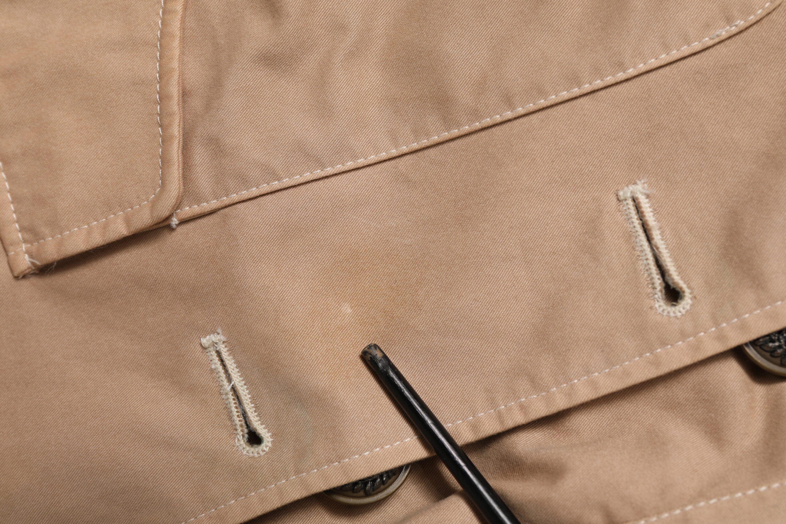 Veste courte en coton beige Dolce & Gabbana avec boutons, ajustée et élégante, vue de face.