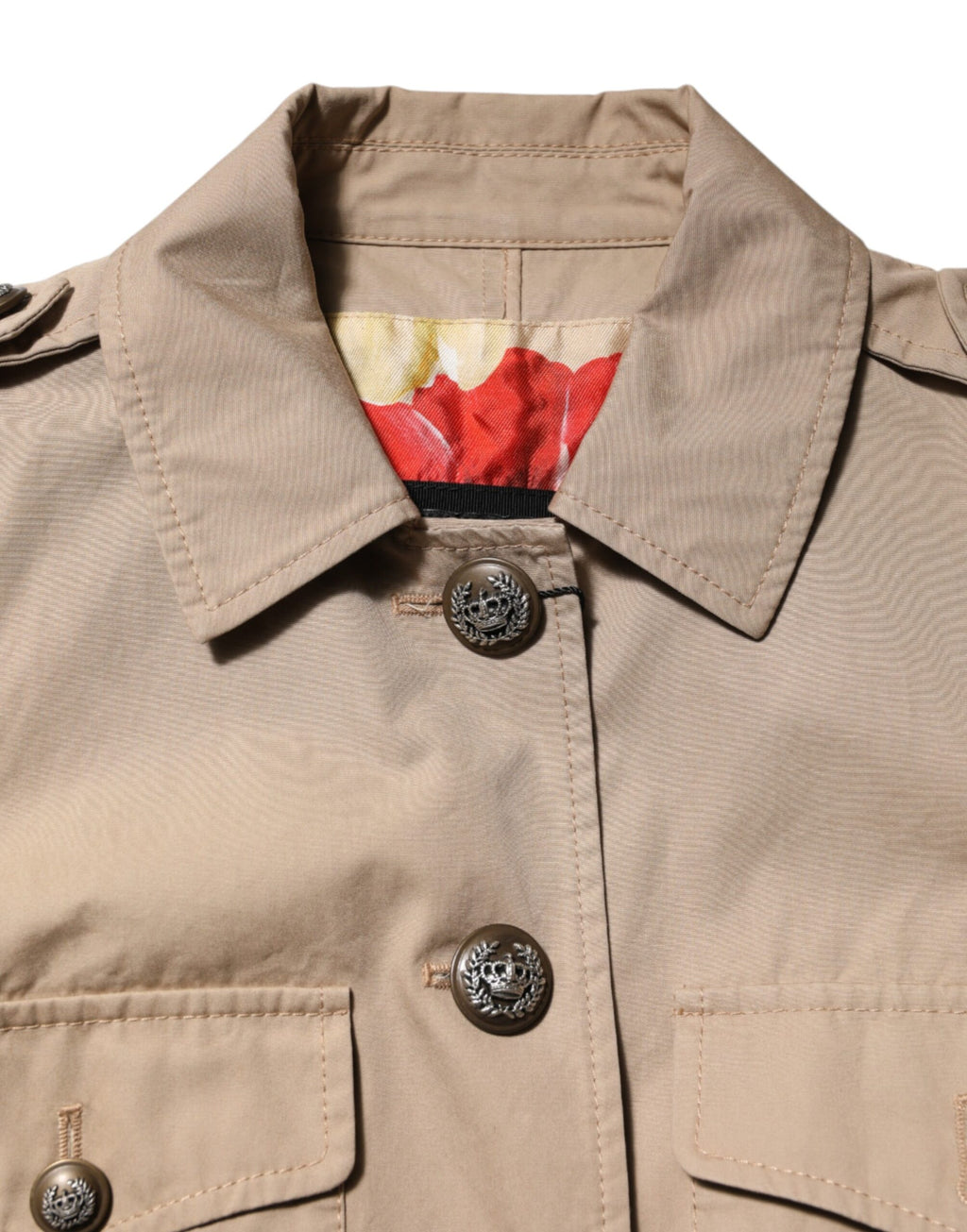 Veste courte beige en coton Dolce & Gabbana, à boutons, ajustée et tendance, portée sur un mannequin.