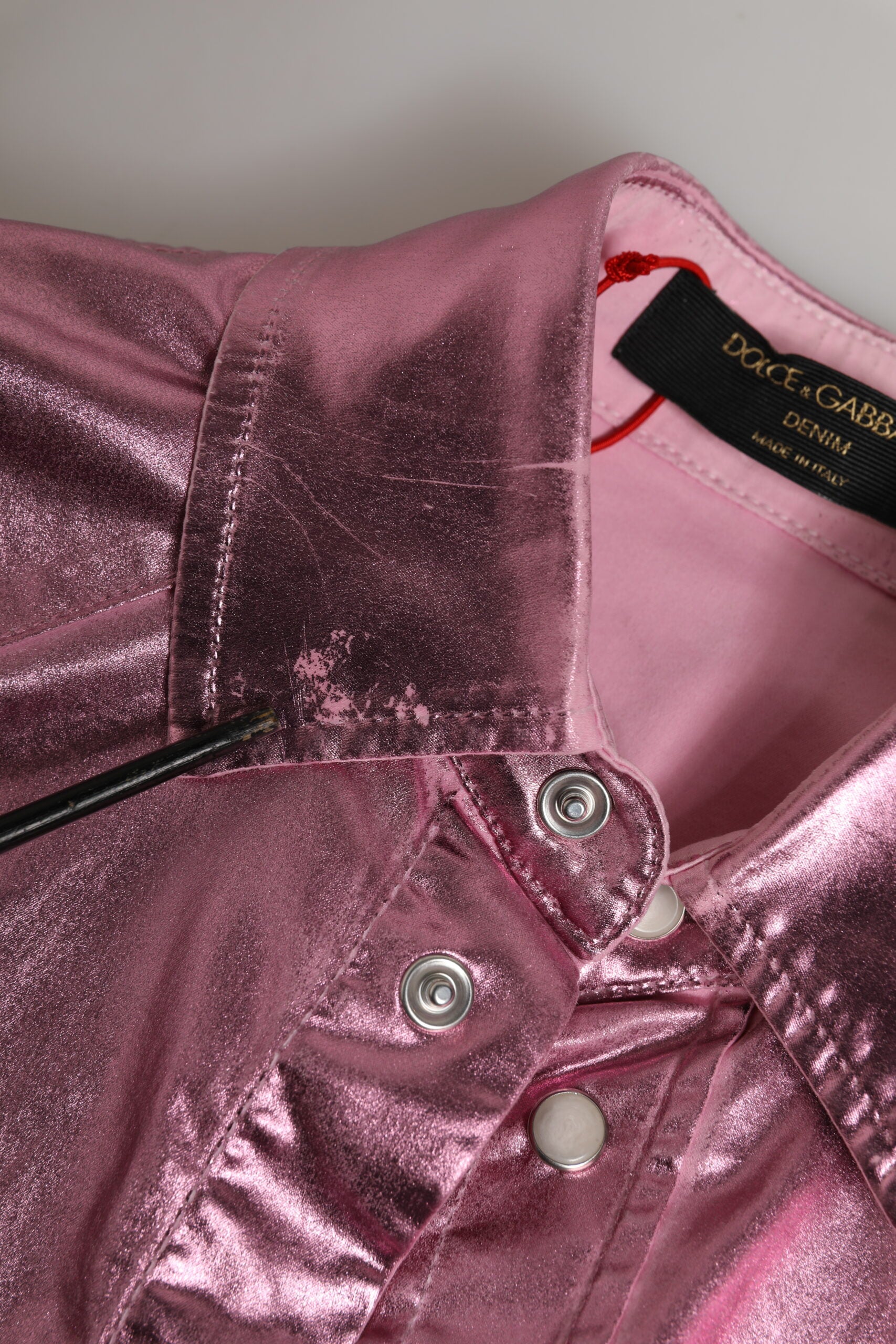 Veste courte en coton stretch rose Dolce & Gabbana avec col, vue de face sur fond neutre.