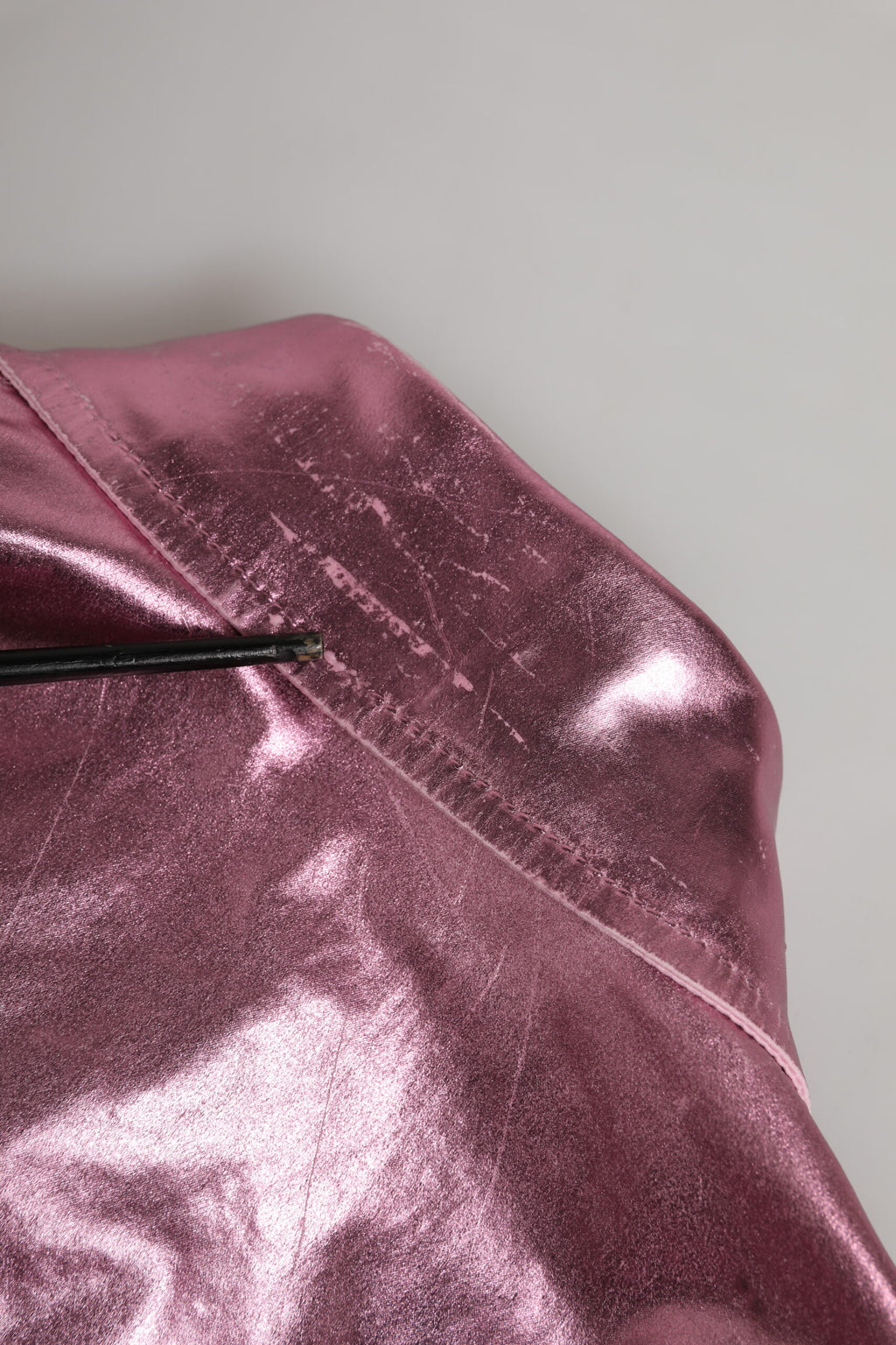 Veste courte en coton stretch rose de Dolce & Gabbana avec col, visible sur cette image.