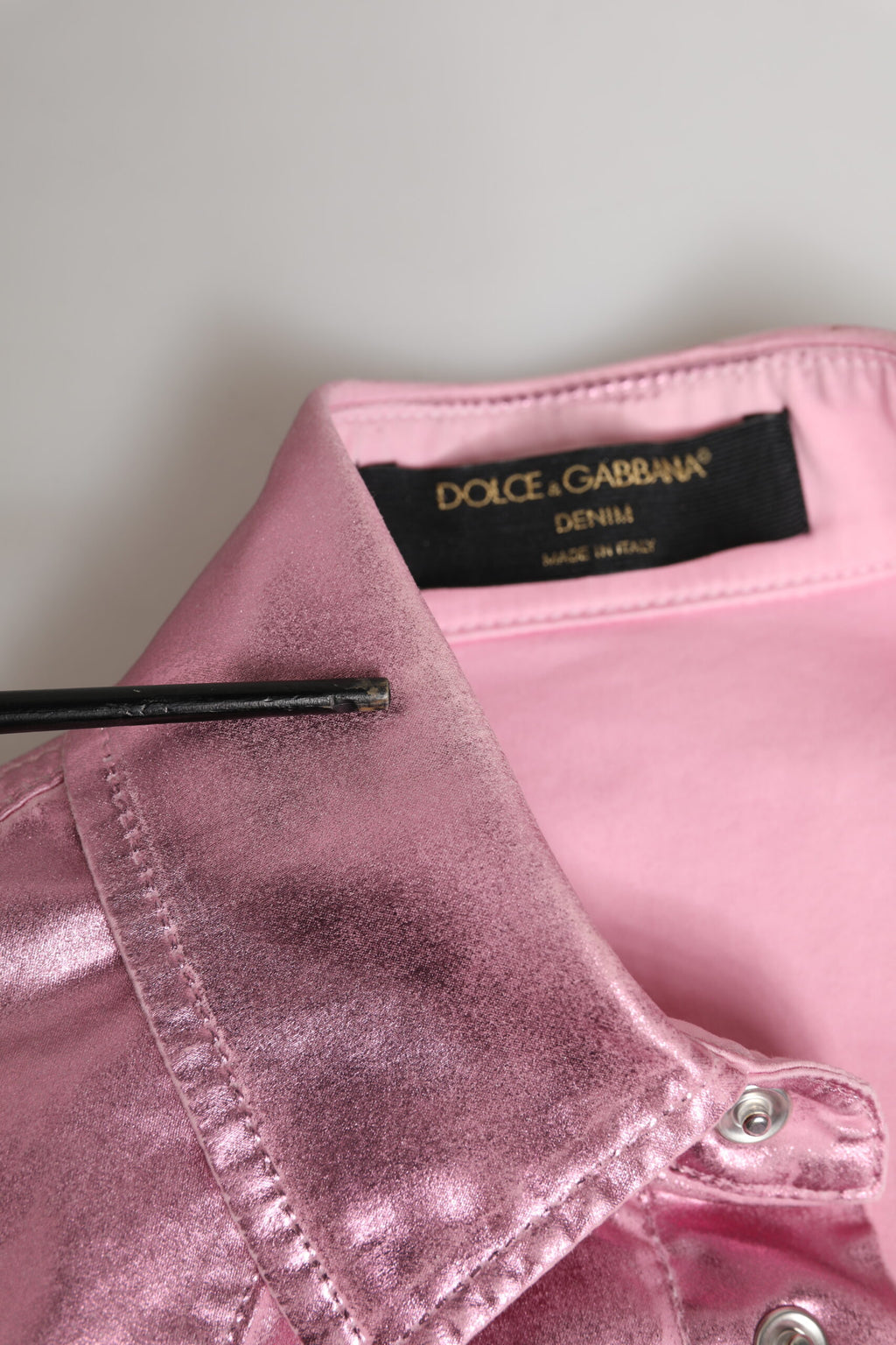Veste courte en coton stretch rose de Dolce & Gabbana avec col, visible en détail sur l'image.