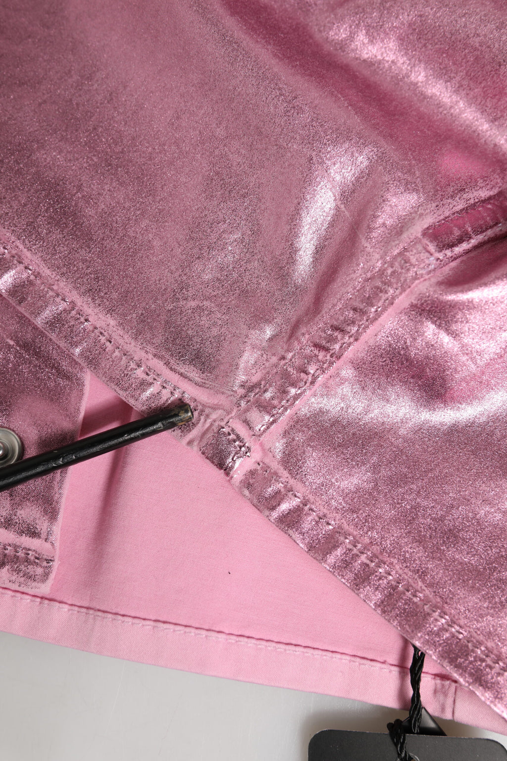 Veste courte en coton stretch rose Dolce & Gabbana avec col, visible sur l'image.