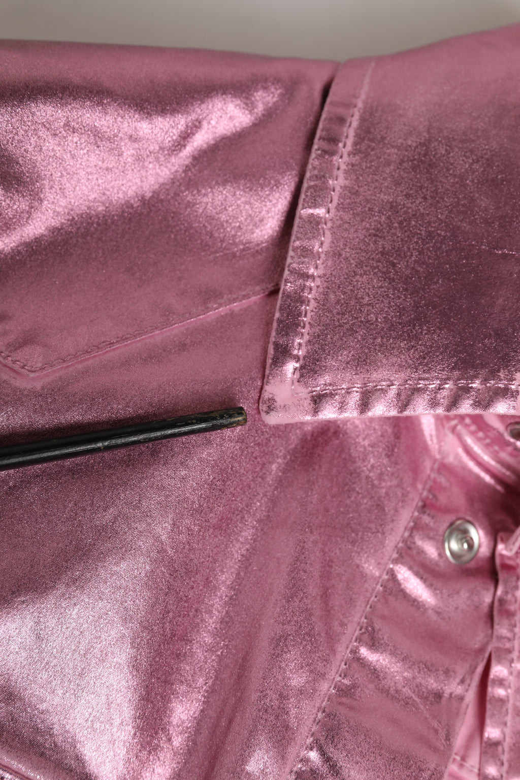Veste courte en coton rose Dolce & Gabbana avec col ajusté, tissu stretch, mode élégante et moderne.