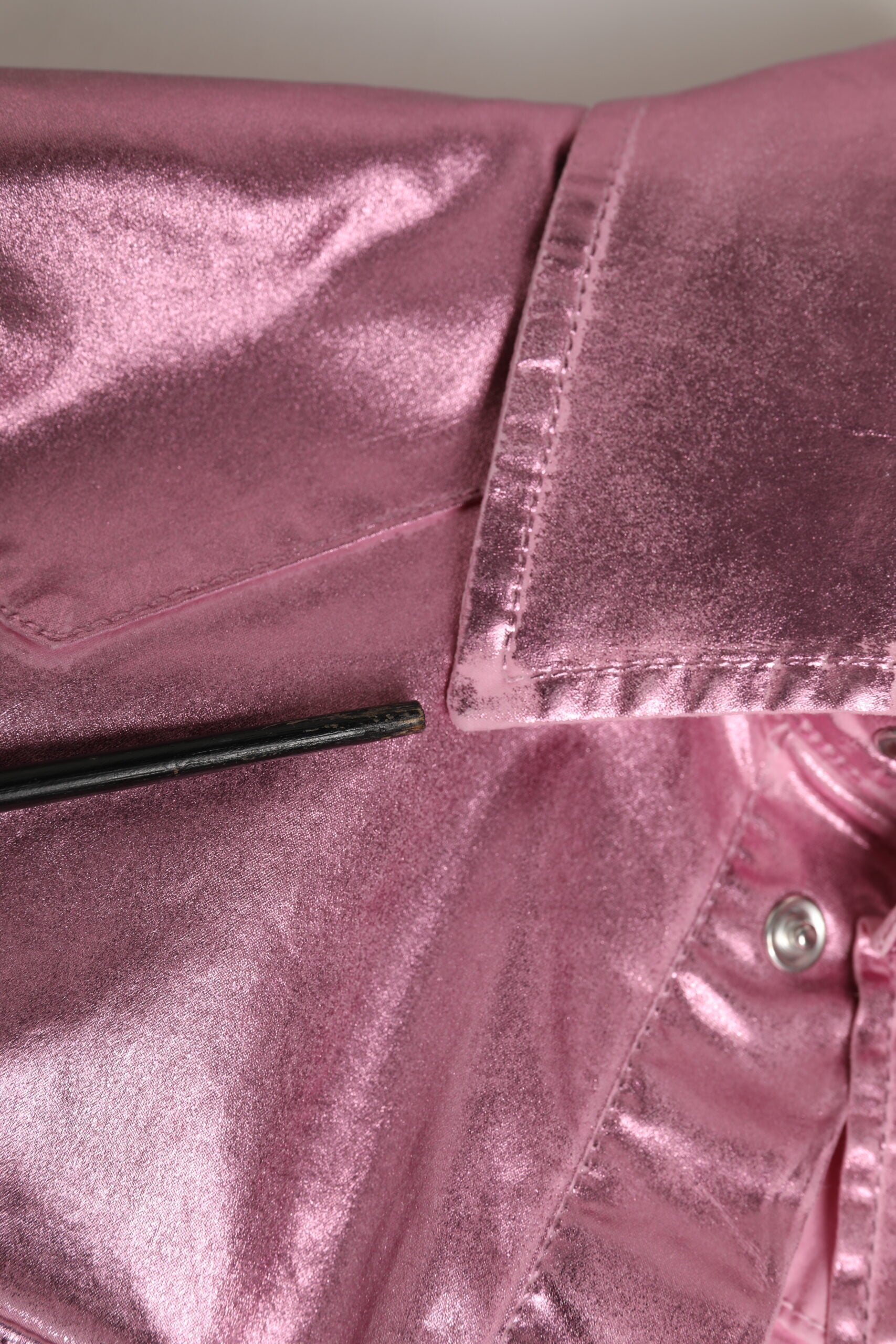 Veste courte en coton rose Dolce & Gabbana avec col ajusté, tissu stretch, mode élégante et moderne.