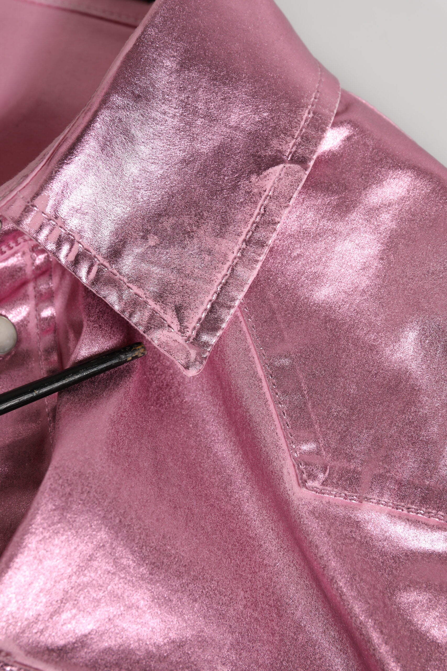 Veste courte rose en coton stretch Dolce & Gabbana avec col, vue de face sur un fond blanc.