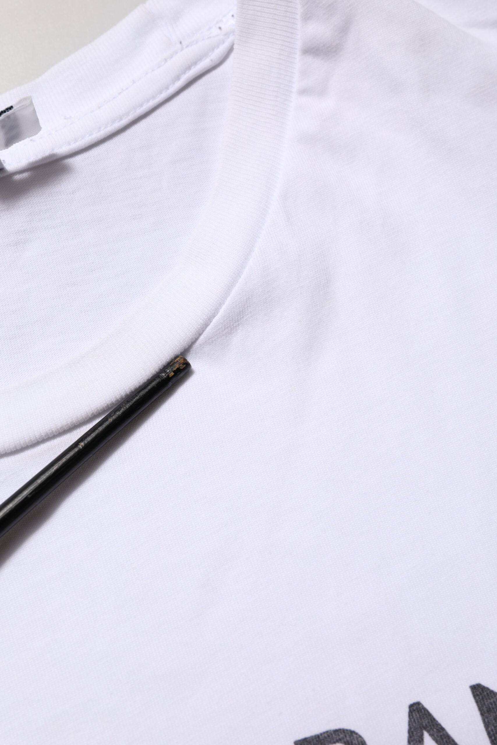 T-shirt blanc en coton avec logo imprimé de Dolce & Gabbana, col rond, élégante et confortable.