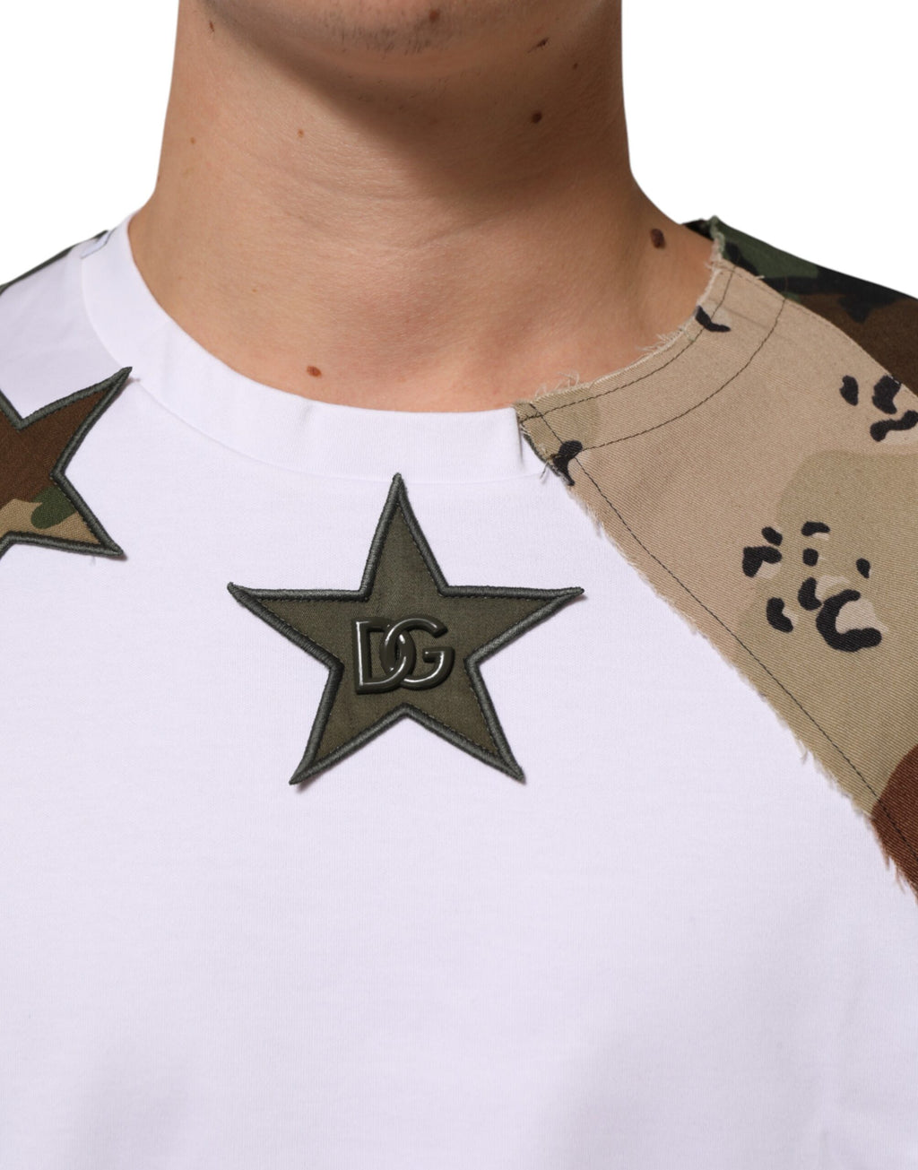 T-shirt blanc camouflage à patchwork pour homme de Dolce & Gabbana, en coton, avec motif camouflage et détails de style moderne.