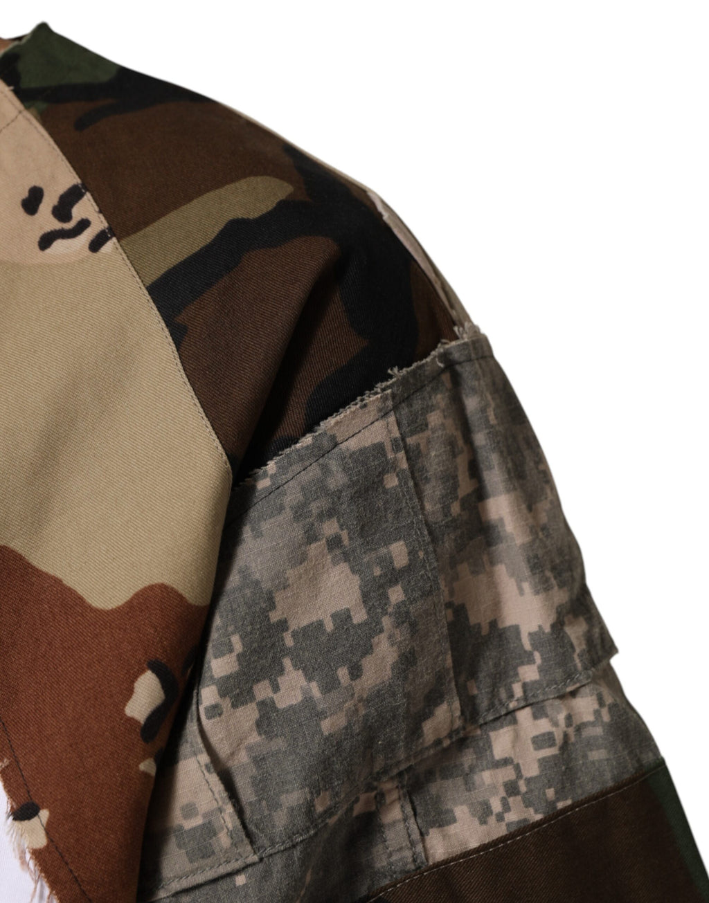 T-shirt blanc en coton camouflage et patchwork de Dolce & Gabbana pour homme, style décontracté et tendance.