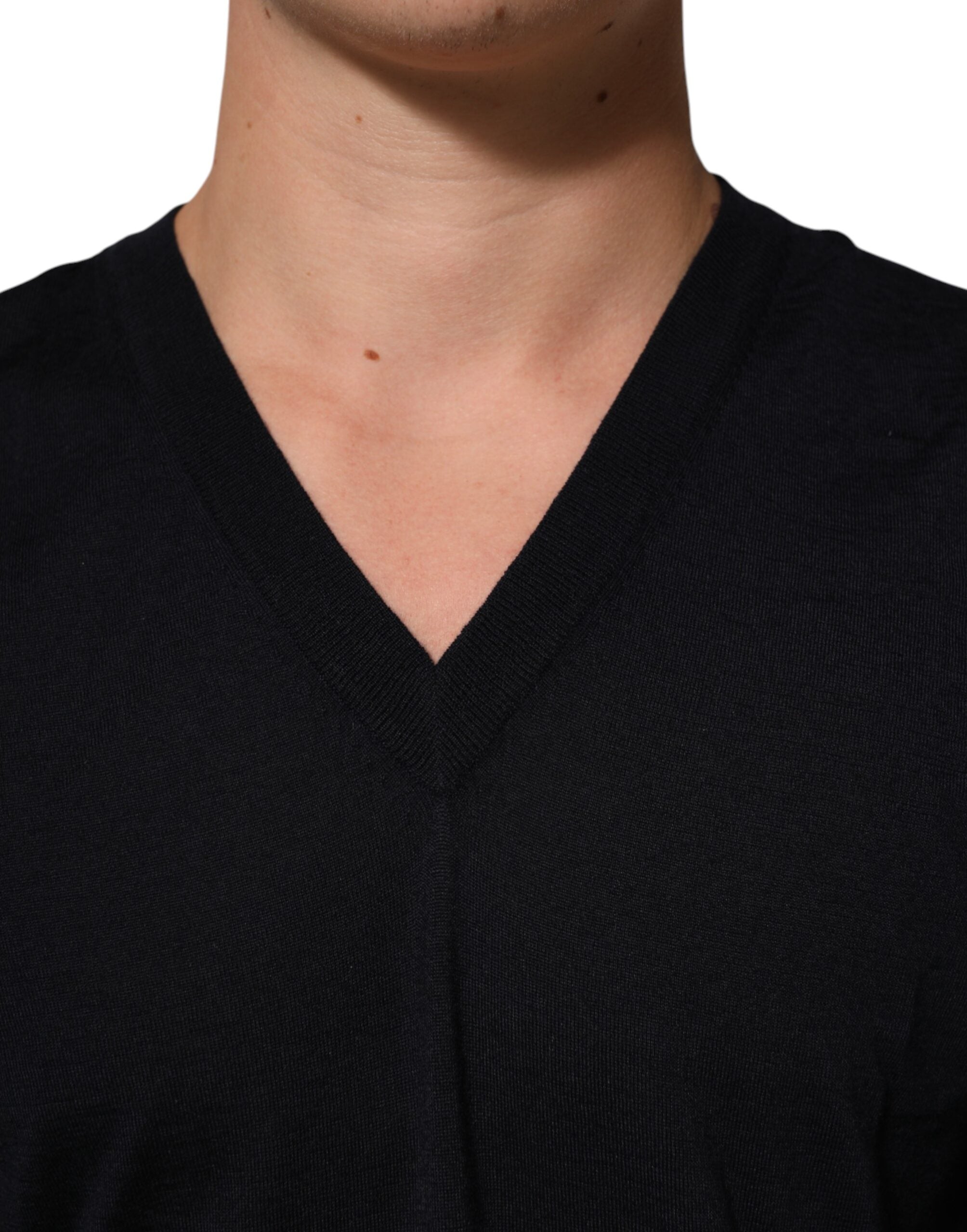 Pull en cachemire noir Dolce & Gabbana à col en V, sweat-shirt élégant et confortable, vue de face.