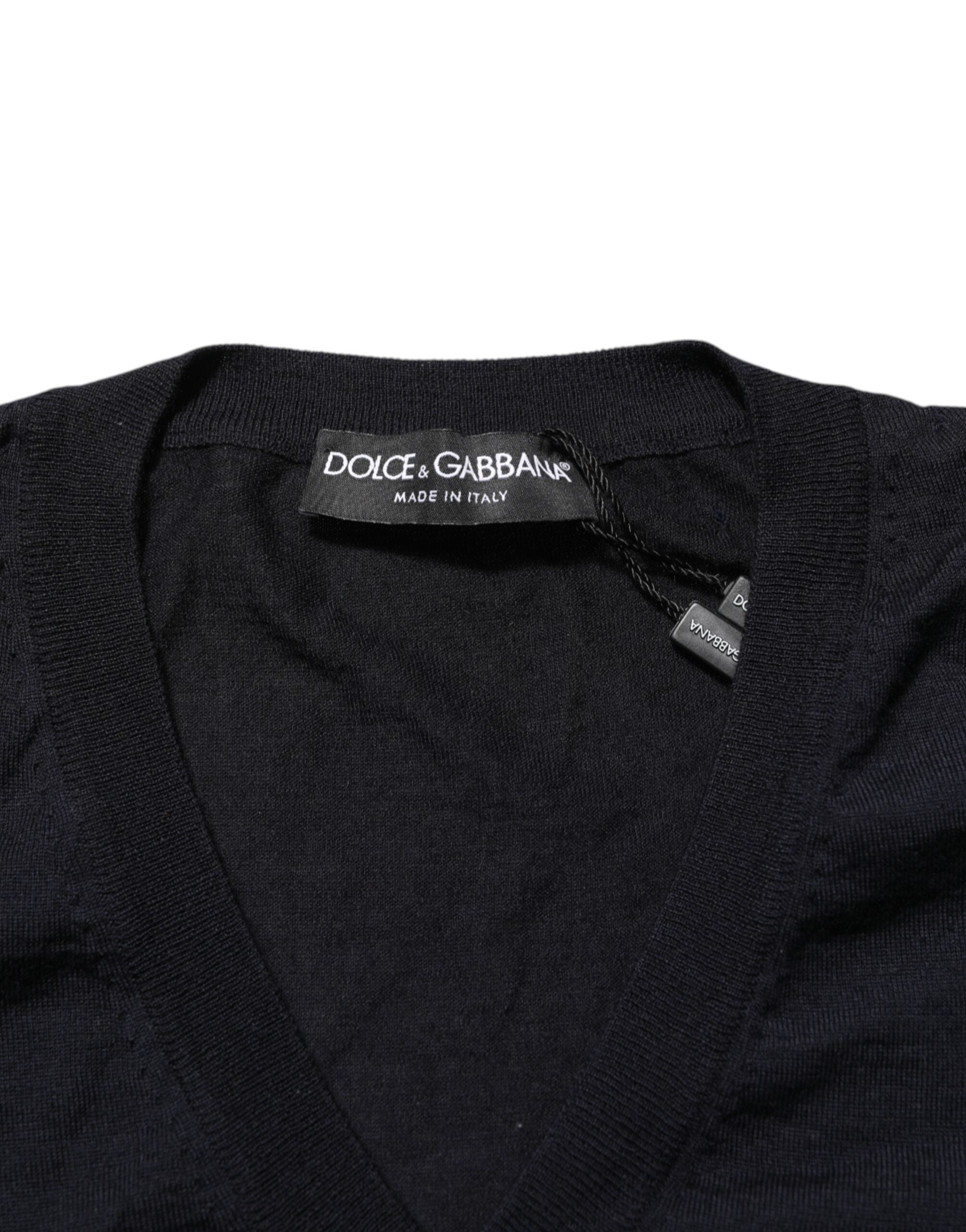 Pull en cachemire noir Dolce & Gabbana à col en V, doux et élégant, porté sur un mannequin.