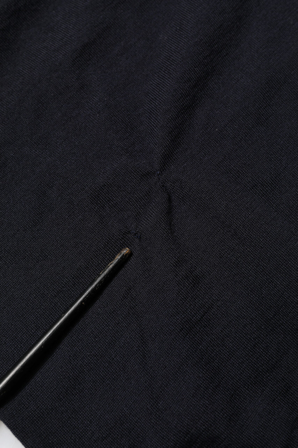 Pull en cachemire noir Dolce & Gabbana à col en V, vêtement chaud et élégant pour homme.