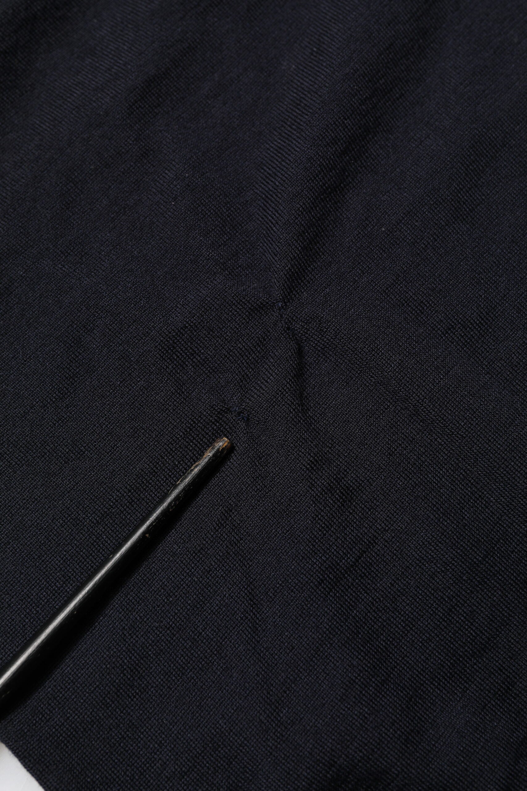 Pull en cachemire noir Dolce & Gabbana à col en V, vêtement chaud et élégant pour homme.