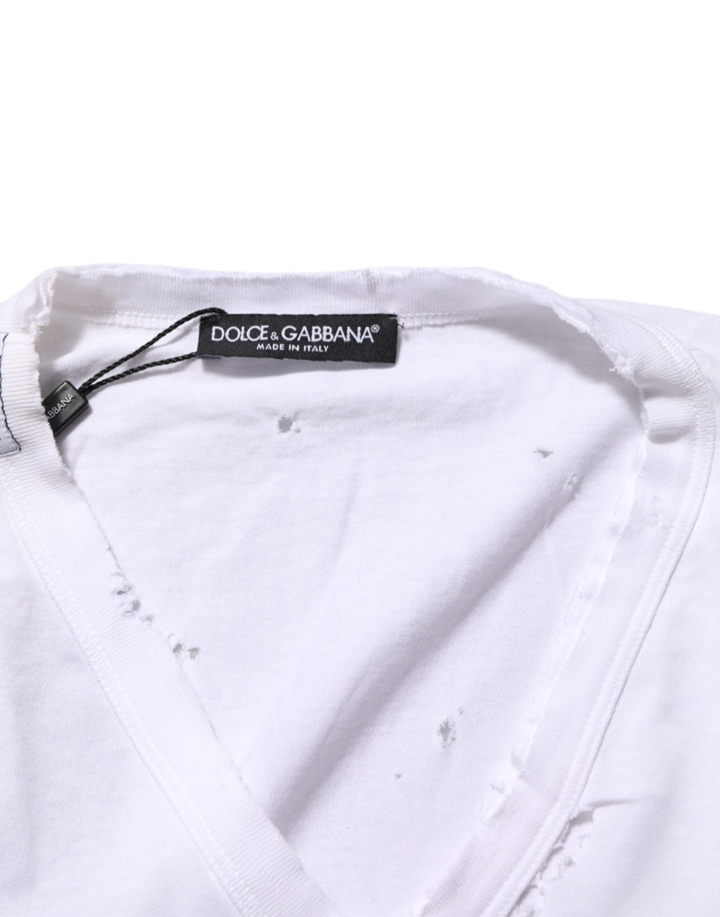 T-shirt blanc pour homme Dolce & Gabbana en coton délavé avec col en V, style décontracté et moderne.