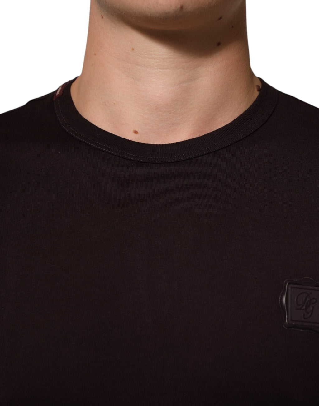 T-shirt homme Dolce & Gabbana en coton brun avec plaque logo et col rond, style décontracté.