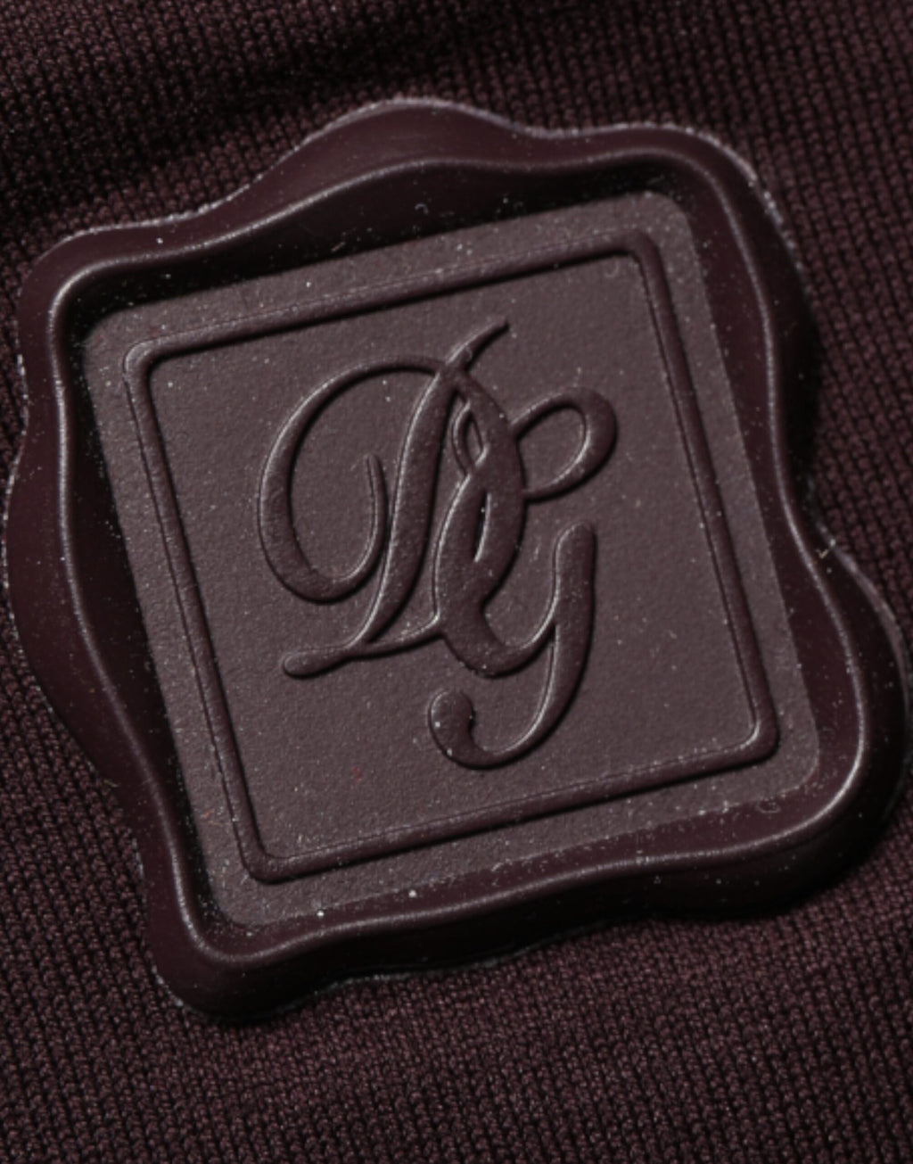 T-shirt en coton marron avec logo Dolce & Gabbana, col rond et plaque logo sur la poitrine, style décontracté.
