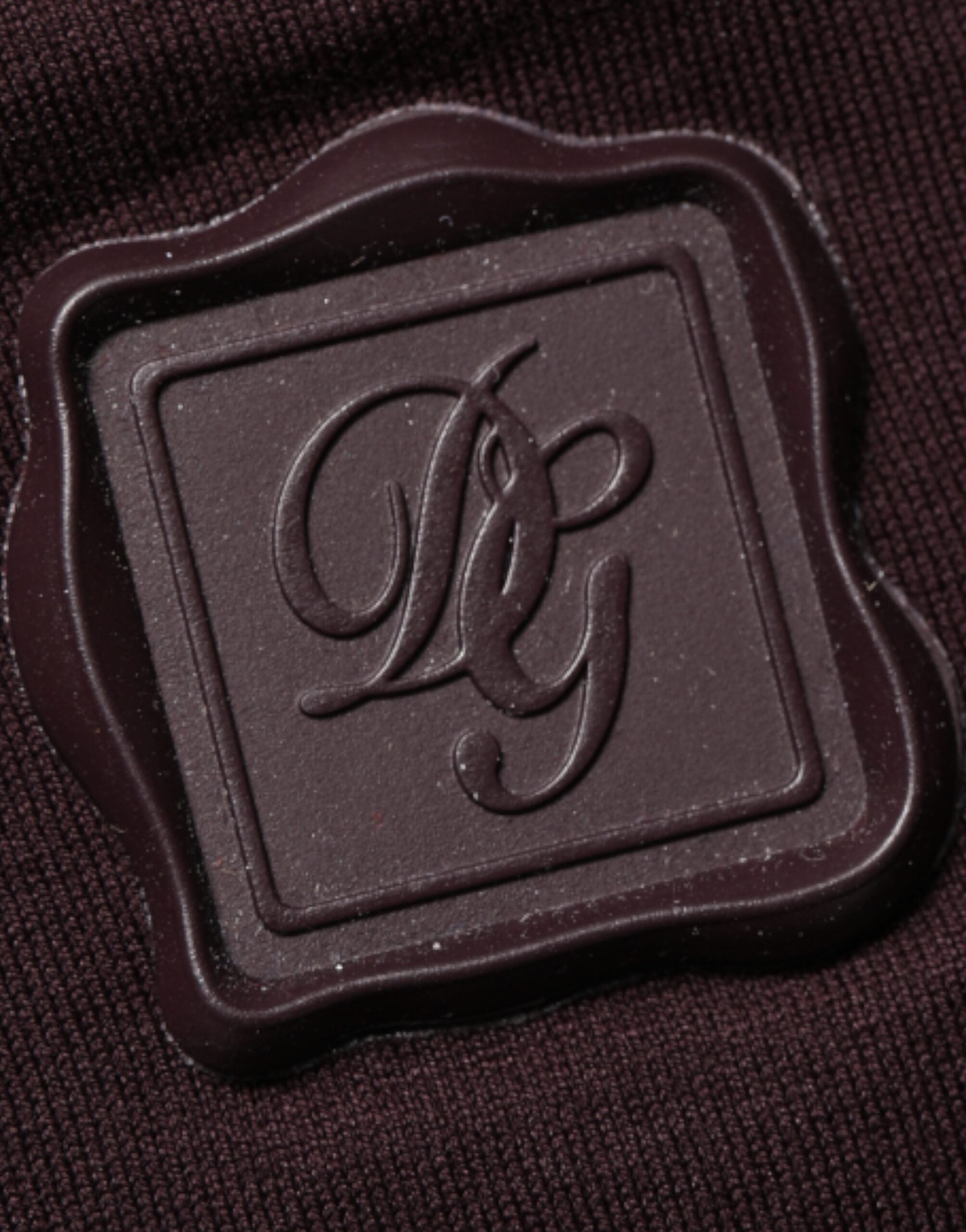 T-shirt en coton marron avec logo Dolce & Gabbana, col rond et plaque logo sur la poitrine, style décontracté.