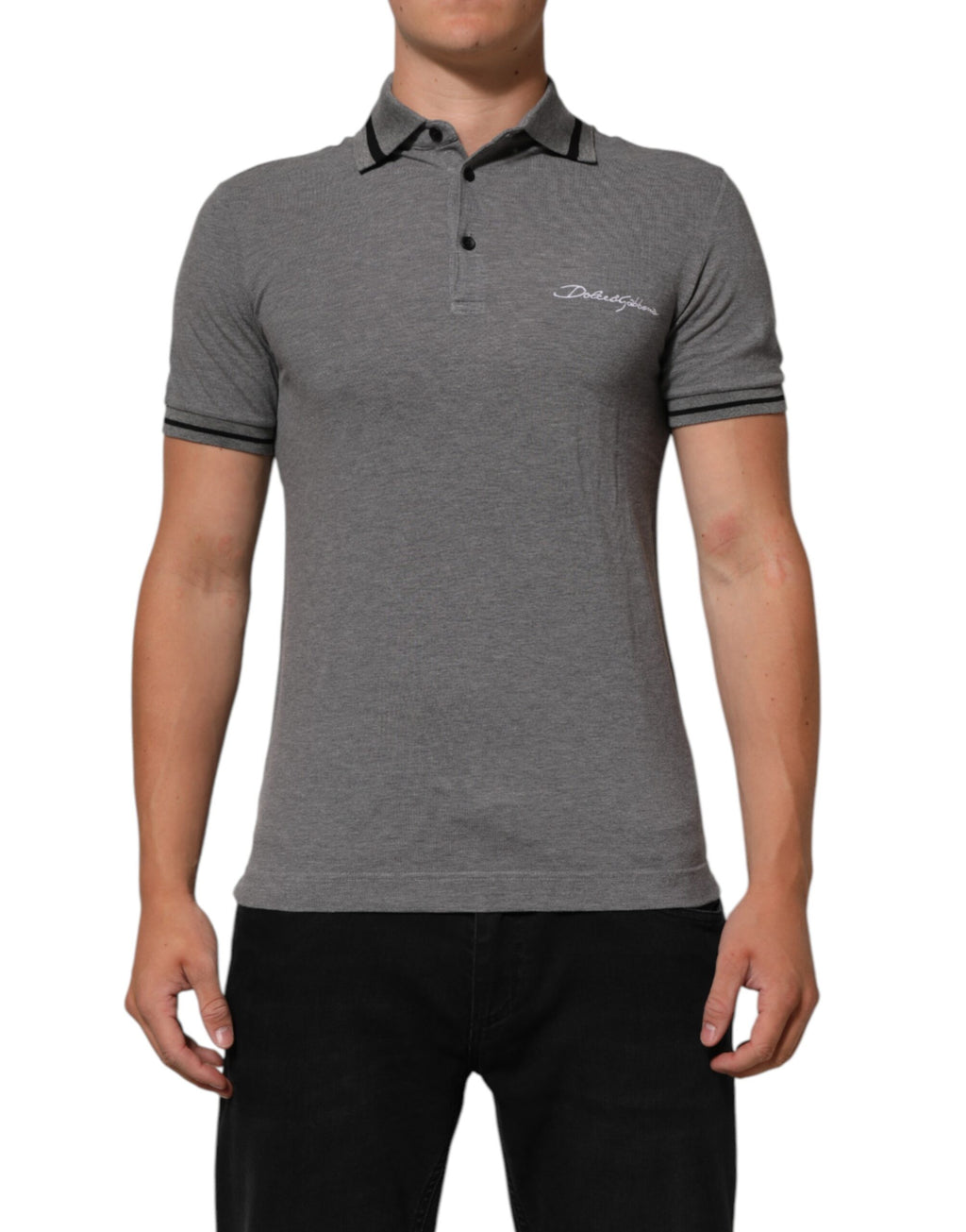 T-shirt polo gris Dolce & Gabbana avec logo brodé sur le col, tissu confortable et style élégant.