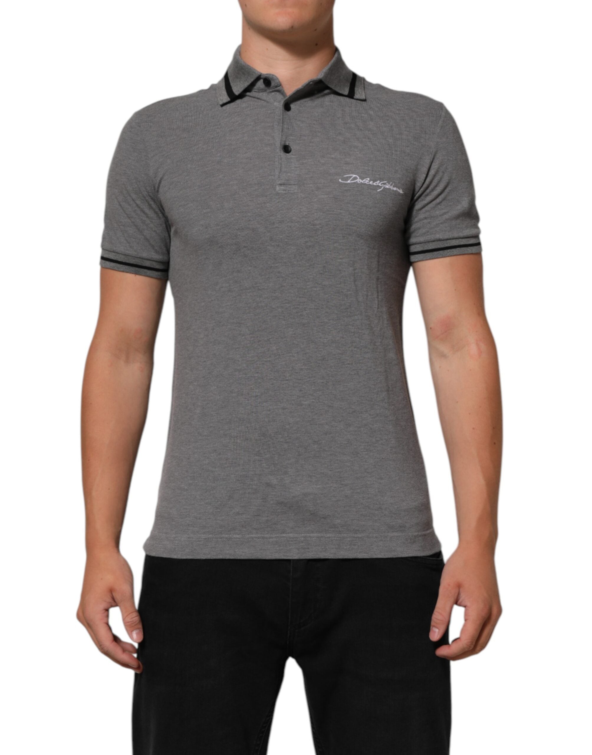 T-shirt polo gris Dolce & Gabbana avec logo brodé sur le col, tissu confortable et style élégant.