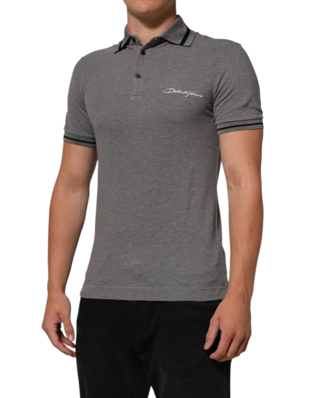 Polo gris Dolce & Gabbana avec broderie du logo, col classique, tissu coton, style élégant et décontracté.