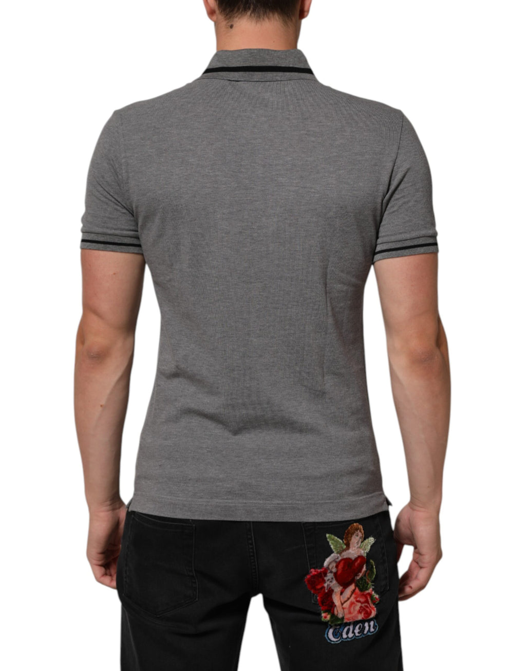 Polo homme Dolce & Gabbana gris avec logo brodé sur le col, t-shirt en coton à manches courtes.