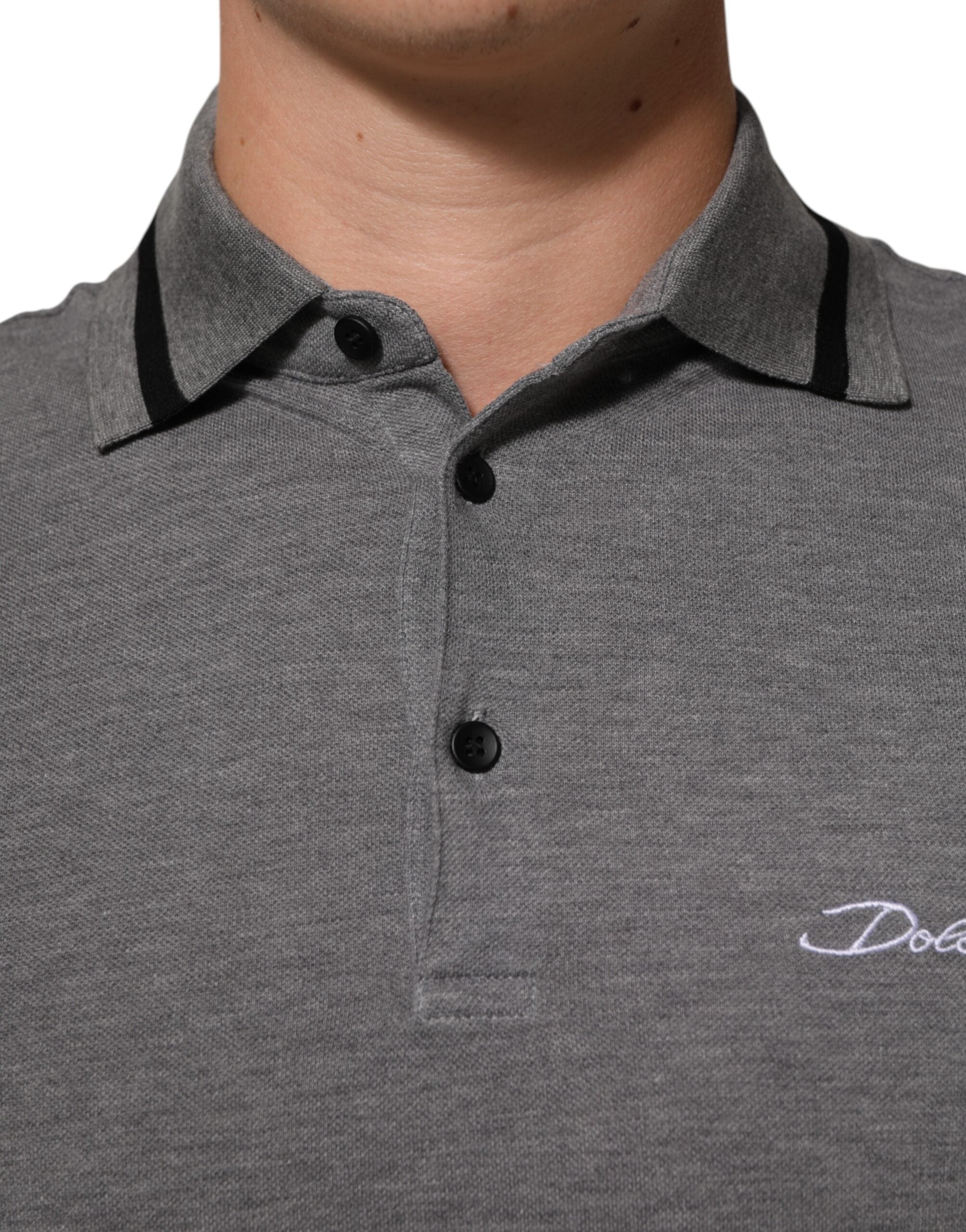 Polo gris Dolce & Gabbana avec logo brodé, col classique, tissu en coton, vue de face.